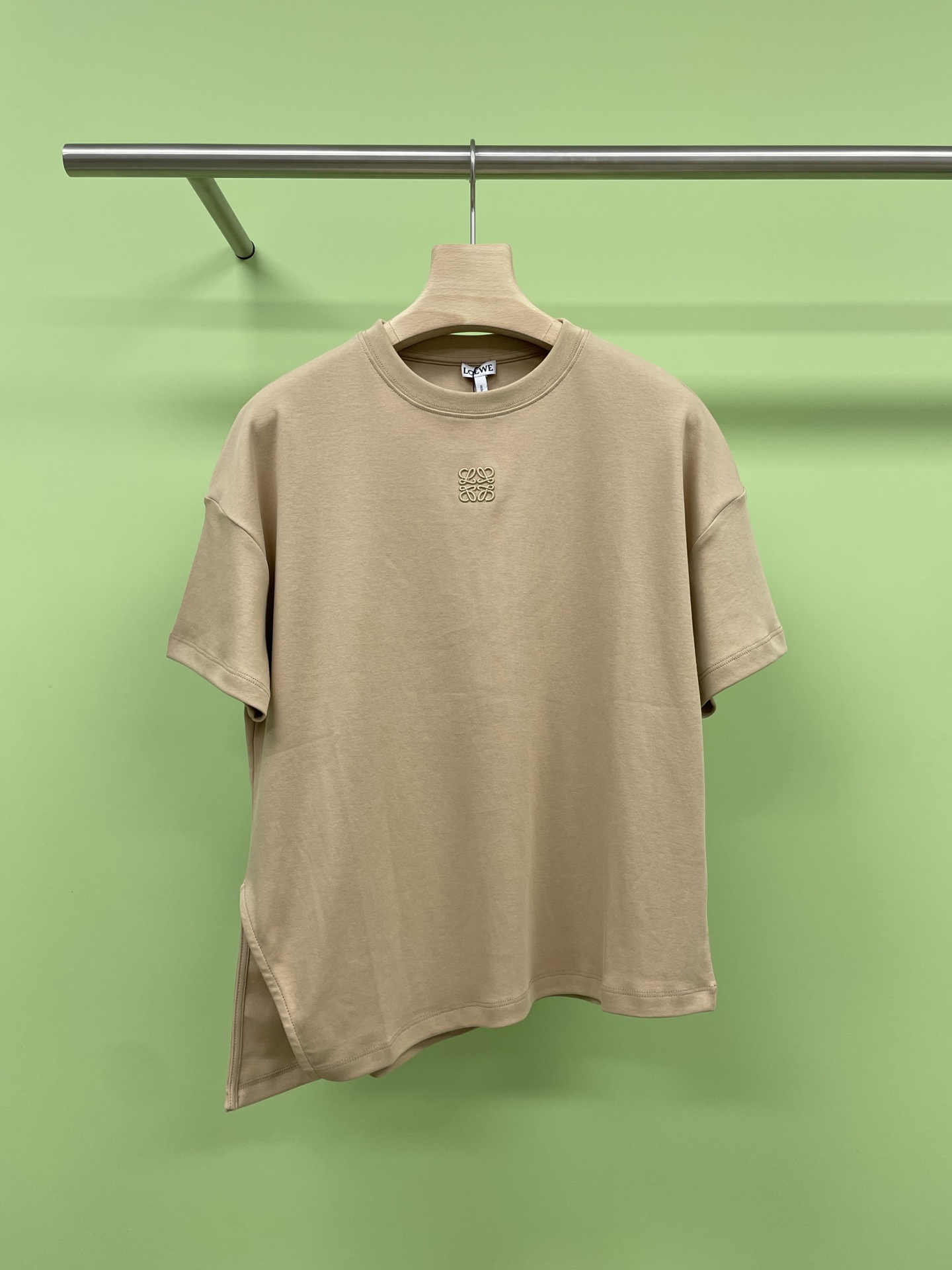 NO:434718,Loewe 2025 spring and summer new asymmetric round neck small embroidered logo short-sleeved T-shirt, Luojia single product is of course unquestionable excellent. It is absolutely eye-catching when going out, fashionable, relaxed and stylish, and the atmosphere is full. It is made of pure cotton fabric, soft and comfortable, with a delicate and soft touch, and is very comfortable on the upper body. The simple and fashionable round neck design is simple and extraordinary, very durable, very flat and delicate, one piece and one sprint, relaxed and moderate, firm, washable and durable for a long time and will not easily deform. A simple logo embroidery design, casual and natural, and the upper body is super strong. This short sleeve can definitely add a lot of color to your outfit and also provide you with more charm and temptation in daily life. SML,,loewe,loewe,T-shirt,tees,t-shirt,alexander wang19860909Loewe2025春夏新款不对称圆领小标刺绣logo短袖T恤,罗家单品颜值当然是毋庸置疑的出色,出街绝对吸引眼球,时髦轻松有格调,氛围感一下子拉满,采用纯棉面料材质,柔软舒适,触感细腻柔糯,上身很舒服,简约的时尚圆领设计精简不凡,很是耐看车线非常平整细腻一张一驰,松驰有度,牢固有型耐洗耐穿久穿不易不变形,一款简约标识logo刺绣设计,休闲自然,随身版型上身的耐看度超级之强,这种短袖绝对能够为你的穿搭增色不少,也为你日常提供更多的魅力与诱惑力. 码数SML,,loewe,loewe,T-shirt,tees，t-shirt,alexander wang,Women's clothing