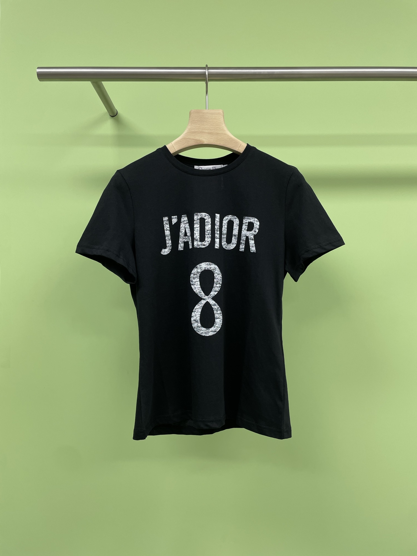 NO:434724,Dior J’Adior8 letter logo printed short-sleeved T-shirt, if you wear it, then the T-shirt should be the king level. You can go out quickly with a casual match. Who else can do it? No matter the weaving method/texture/color, including the color of the letters, the blurring process is extremely particular. It requires accurate and detailed manual operation and constantly try it, so it is very heavy-working, with high eye-catching and profitable return rate. It uses high-quality pure cotton fabrics, natural, comfortable, breathable, easy-to-wear skin-friendly fabrics, and the skin is breathable and comfortable. The clean and simple round neck design is firm and not easy to deform. It can still maintain the quality and withstand the test of naked eyes and feel. The shoulder lines are smooth and the upper body is more upright and stylish. You can wear it alone or with cycling pants. It will not stick to the flesh when worn. The beautiful sag naturally modifys the figure and can always wear it to create a fresh sense of wear.  SML, dior,dior,T-shirt,tees,t-shirt,alexander wang19860909Dior迪奥J’Adior8字母logo印花短袖T恤,如果穿搭有段位那 T恤应该是王者级,随手一搭快速出门没烦恼,除了百搭T恤还有谁能做到,无论织法/纹理/颜色,包括字母的色调,虚化处理都极为讲究,需要精准精细的手工操作不断尝试所以很重工,吸睛度超高上身赚足回头率,采用高品质纯棉面料,天然、舒适、透气,很好穿的亲肤面料,贴肤都是透气舒畅的,干净简约的圆领设计,牢固不易变形,久穿依旧可以保持品质感,经得住肉眼和手感的考验,肩部的线条流畅,上身更加挺拔有型,可以单穿也可以配条骑行裤,穿起来不会贴肉,漂亮的垂度自然修饰身材,始终都能穿出新鲜的穿着感. 码数SML,,dior,dior,T-shirt,tees，t-shirt,alexander wang,Women's clothing