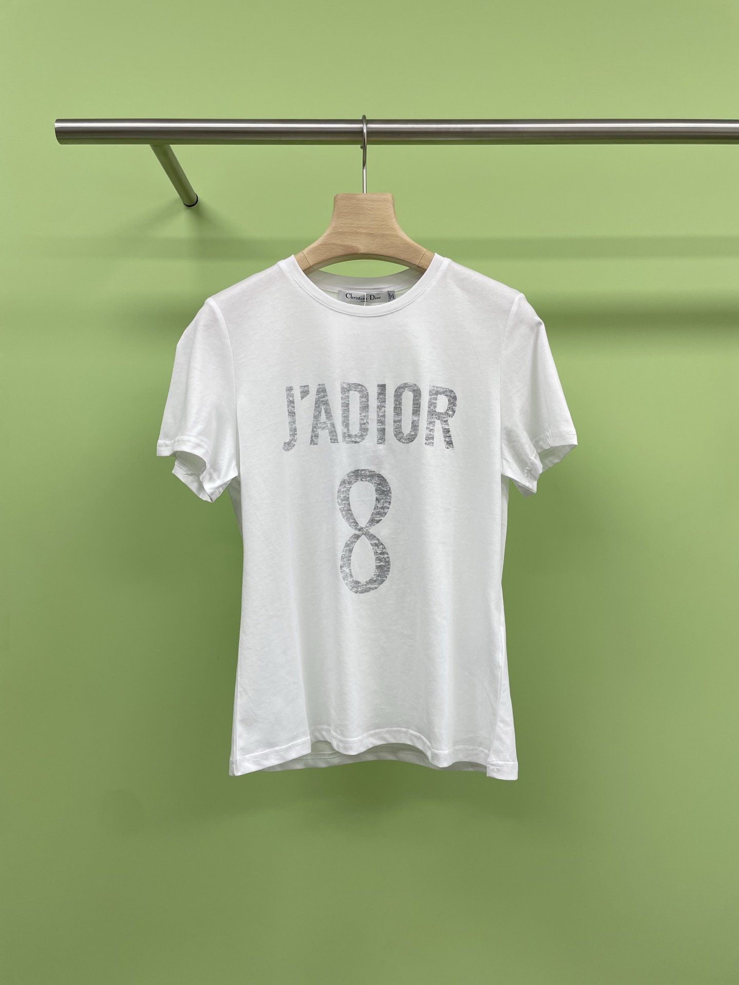 NO:435160,Dior J’Adior8 letter logo printed short-sleeved T-shirt, if you wear it, then the T-shirt should be the king level. You can go out quickly with a casual match. Who else can do it? No matter the weaving method/texture/color, including the color of the letters, the blurring process is extremely particular. It requires accurate and detailed manual operation and constantly try it, so it is very heavy-working, with high eye-catching and profitable return rate. It uses high-quality pure cotton fabrics, natural, comfortable, breathable, easy-to-wear skin-friendly fabrics, and the skin is breathable and comfortable. The clean and simple round neck design is firm and not easy to deform. It can still maintain the quality and withstand the test of naked eyes and feel. The shoulder lines are smooth and the upper body is more upright and stylish. You can wear it alone or with cycling pants. It will not stick to the flesh when worn. The beautiful sag naturally modifys the figure and can always wear it to create a fresh sense of wear.  SML, dior,dior,T-shirt,tees,t-shirt,alexander wang19860909Dior迪奥J’Adior8字母logo印花短袖T恤,如果穿搭有段位那 T恤应该是王者级,随手一搭快速出门没烦恼,除了百搭T恤还有谁能做到,无论织法/纹理/颜色,包括字母的色调,虚化处理都极为讲究,需要精准精细的手工操作不断尝试所以很重工,吸睛度超高上身赚足回头率,采用高品质纯棉面料,天然、舒适、透气,很好穿的亲肤面料,贴肤都是透气舒畅的,干净简约的圆领设计,牢固不易变形,久穿依旧可以保持品质感,经得住肉眼和手感的考验,肩部的线条流畅,上身更加挺拔有型,可以单穿也可以配条骑行裤,穿起来不会贴肉,漂亮的垂度自然修饰身材,始终都能穿出新鲜的穿着感. 码数SML,,dior,dior,T-shirt,tees，t-shirt,alexander wang,Women's clothing