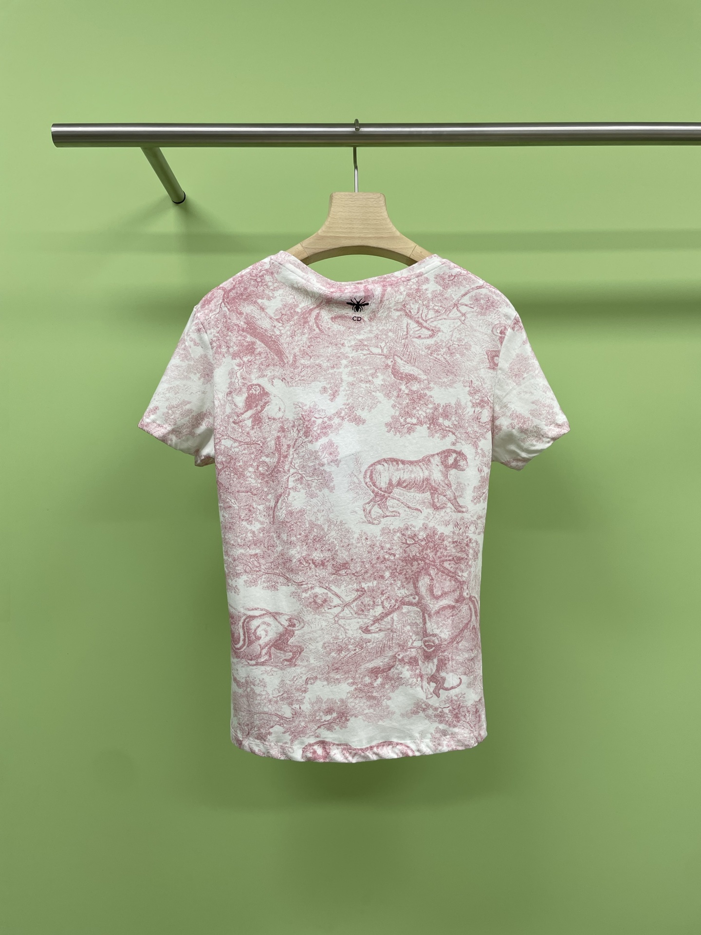 NO:435166,Dior 25's new super beautiful T-shirt, from Diorviera limited series, decorated with Sauvage Juyi prints, a new interpretation of Dior classic pattern, carefully crafted from white and lily of the valley green cotton and linen-blend jersey fabric, the regular style is matched with round neck design, and the back is decorated with classic bee and CD logo, which can be used with other Diorviera  The single product matches create exquisite shapes. The fabric is super light and comfortable, cool and breathable, and naturally draped. It comes with healing genes. The pure cotton texture is skin-friendly and versatile. It is light and flowing in the flowing air. The mambo color brings a refreshing visual enjoyment of summer. It is effortless to go out or commute. The style is also very good. It is not picky about age or body, and the overall foundation is simple. The romantic print 'covers' the body, and it is not inconsistent and stiff at all. It looks delicate and delicate like an oil painting. The whole person has a natural sense of pride. It is very recommended to our temperament sisters. SML, dior, dior, tees, t-shirt, alexander wang19860909迪奥25新款超美的T恤,T恤来自 Dioriviera 限定系列,饰以 Sauvage 茹伊印花,全新演绎 Dior 经典图案,采用白色和铃兰绿色棉质和亚麻混纺平纹针织面料精心制作,常规版型搭配圆领设计,背面饰以经典小蜜蜂和 CD标志,可与其他Dioriviera 单品搭配,打造精致造型,面料超级轻薄舒适、凉爽透气、垂坠自然,自带疗愈基因,纯棉质感上身亲肤又百搭,在流动空气中轻盈飘逸,曼波色系带来夏日清凉的视觉上的享受,日常出门,或者通勤穿都毫不费力,而且版型也非常赞,不挑年龄不挑身材、整体基础简约,浪漫的印花“覆满”衣身、丝毫不违和僵硬,如油画般衬得皮肤娇嫩而细腻,整个人都自带天然般的矜贵感,非常推荐给我们气质的姐妹. 码数SML,,dior,dior,tees，t-shirt,alexander wang,Women's clothing