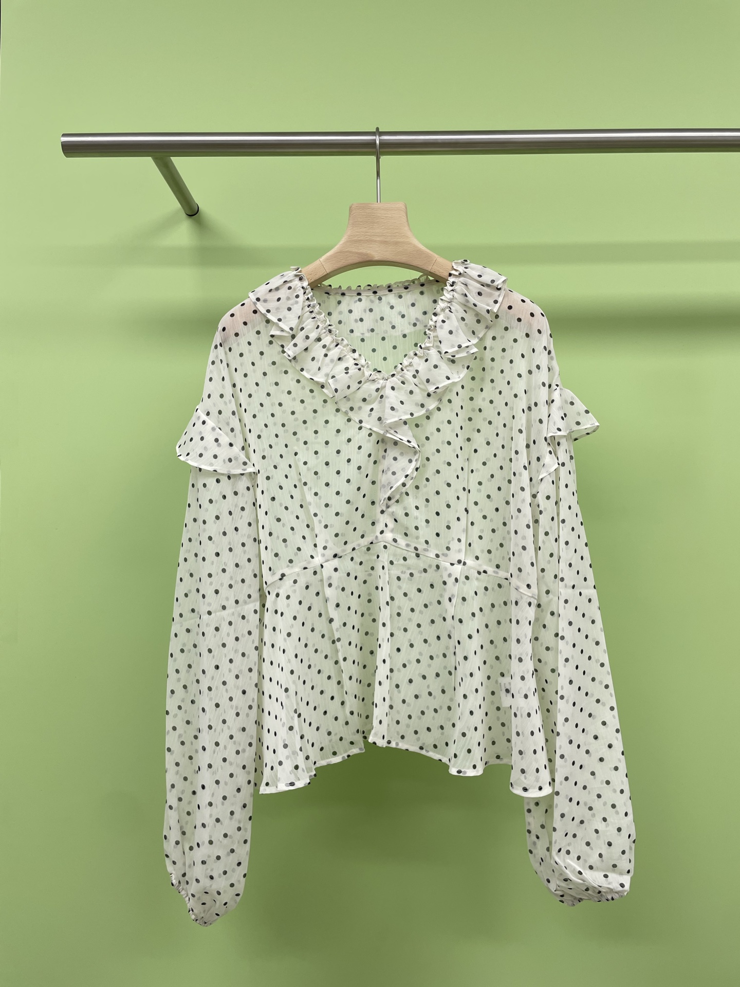 NO:435178,UHOOWU designer brand summer dot chiffon shirt two-piece set, thoughtful and comes with a strapless bra, which is very beautiful. This set has no disadvantages, it looks slim no matter how you wear it, and it looks good no matter how you wear it. This white polka dot suit is really amazing. The chiffon material is light and breathable, and the polka dot elements add a playful feeling. The long-sleeved shirt design is sun protection and gentle. The short skirt style is cute to make your legs look longer, integrating French and Korean styles, which are suitable for daily travel or date. This shirt is really versatile. Any skirt can be exquisite. The bow is a trick, and it is windy when walking. Instantly, it turns into a sweet girl, and the rate of returning to the street is overwhelming. SML, skirts, shirts, alexander wang19860909UHOOWU设计师品牌夏波点雪纺衬衫两件套,贴心自带抹胸,美得很优雅,这套没有缺点,怎么穿都显瘦,怎么穿都好看,这套白色波点套装真的太绝啦,雪纺材质轻盈透气,波点元素增添俏皮感,衬衫长袖设计防晒又温柔,搭配短裙版型可爱显腿长,将法式和韩系的风格融合在一起,无论是日常出行还是约会都很合适,并且这款衬衣真的百搭 ,随便搭一条半裙都能精致十足,蝴蝶结是小心机,走路都带风,瞬间化身甜妹,出街回头率爆表. 码数SML,,skirts,shirts,alexander wang,Women's clothing