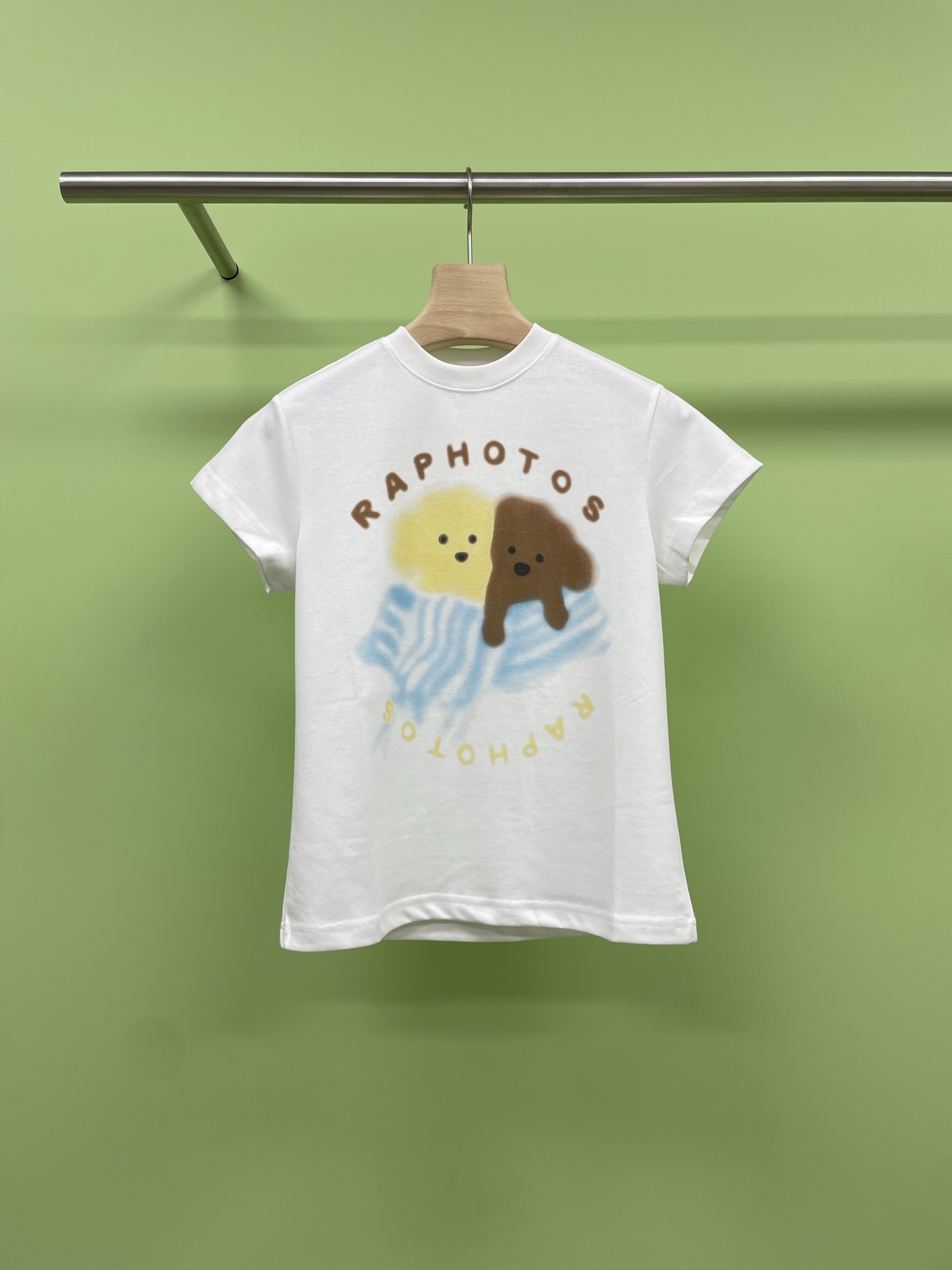 NO:435188,RAPHOTOS  Put a good friend's slim-fit short-sleeved T-shirt on the shoulders. The Korean girl group style is a bit Jennie's sweet, cool and pure desire. It's effortless to look slim. The king's straight shoulder tee is here. I really like this huge and comfortable soft and glutinous straight shoulder short-sleeved. It is simple but with a pure and lustful atmosphere. The basic style can also be worn with effortless beauty. Korean lesbian straight shoulder T-shirt. Whoever wears it looks good? Whoever hasn't owned this straight shoulder T-shirt, I'll really be sad. As a loyal fan of Korean dressing, after buying this, I announced that it is my favorite of the year. The straight shoulder design optimizes the shoulder and neck lines. After wearing it, the trapezoidal muscles and sloping shoulders are all invisible. Right-angle shoulders have instantly, and the body becomes super upright. The short style directly raises the waistline. It is easy to match with high-waisted pants and high-waist skirts. The long legs are easy to get. Small sisters can also become nine-headed bodies in seconds, just right-angle shoulders.  The waist-hugging design outlines a slender waist, hides the flesh and makes you look slim, and easily shows your figure curves. It is sexy and playful. The round neckline is simple and classic. It is suitable for various face shapes and can also reveal the exquisite collarbone. Wear a necklace to embellish it. The fashionable feeling is instantly full. The letter prints on the clothes are very design-oriented, simple and individual, full of urban fashion. When worn, you are Korean Ins bloggers. The fabric is soft in the skin and has good breathability. It will not feel stuffy in summer. It is super comfortable to wear close-fitting and not easy to deform or fade when washed. It has excellent quality. It is super matching. It is paired with wide-leg jeans and white shoes. It is very suitable for daily commuting and shopping. It is comfortable and fashionable. It is paired with sports pants and sports shoes. When you go out to play, it is full of vitality. It is paired with floral skirts and leather shoes. It is gentle and sweet when you wear it on dates.  SML, Sneakers, skirts, jeans, T-shirt, tees, t-shirt, necklace, alexander wang19860909RAPHOTOS 贴贴好朋友正肩修身短袖T恤,韩系女团风有点Jennie的甜酷纯欲感,不费力显瘦王者正肩tee来啦,好喜欢这件巨舒服的软糯正肩短袖,简简单单但是自带纯欲氛围的气质,基础款也能穿出不费力的美女感,韩女同款正肩T,谁穿谁好看,谁还没拥有这件正肩T恤,我真的会伤心,作为韩系穿搭的死忠粉,入手这件后,我宣布它就是我的年度最爱,正肩设计对肩颈线条的优化太绝了,穿上后斜方肌、溜肩统统隐形,直角肩瞬间拥有,体态变得超挺拔,短款的版型直接把腰线提高,随便搭配高腰裤、高腰裙,大长腿轻松get,小个子姐妹也能秒变九头身,恰到好处的收腰设计,勾勒出纤细的小蛮腰,藏肉显瘦,轻松展现身材曲线,性感又俏皮,圆领简约经典,适配各种脸型,还能露出精致的锁骨,戴条项链点缀一下,时髦感瞬间拉满,衣服上的字母印花很有设计感,简约又不失个性,充满都市时尚气息,穿上就是韩系ins博主,面料亲肤柔软,透气性很好,夏天穿完全不会觉得闷热,贴身穿超舒服,水洗也不易变形、褪色,质量杠杠的,它的搭配性超强,搭配阔腿牛仔裤和小白鞋,日常通勤、逛街都很合适,舒适又时尚,搭配运动裤和运动鞋,去运动或者出门玩耍,活力满满,搭配碎花半身裙和小皮鞋,约会的时候穿,温柔又甜美. 码数SML,,sneakers,skirts,jeans,T-shirt,tees，t-shirt,necklace,alexander wang,Women's clothing