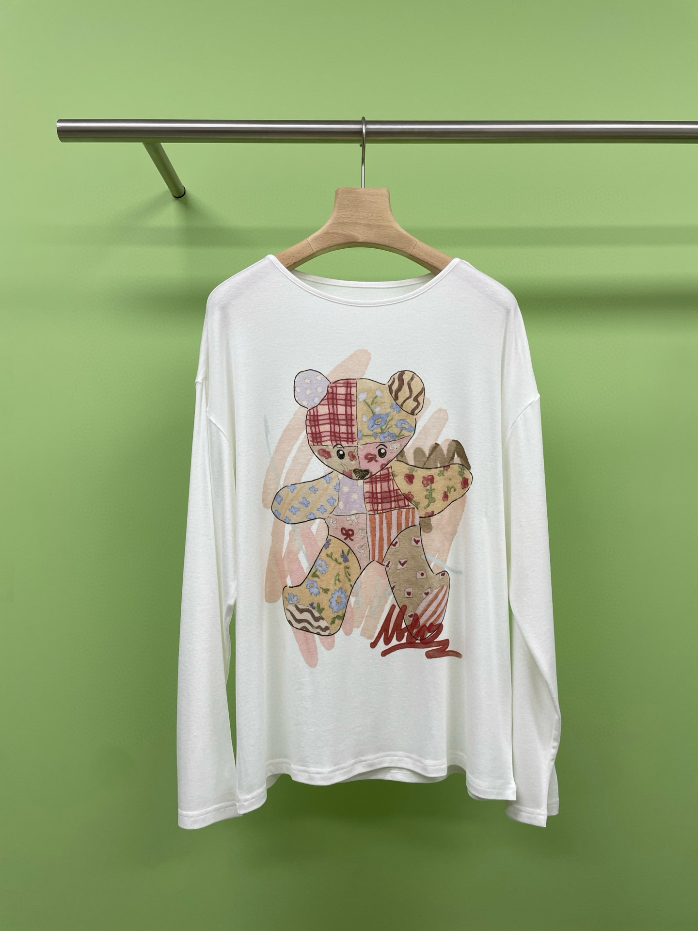 NO:435192,MTO QUINN Doll Cloth Bear Long Sleeve T-shirt Printed Sunscreen Shirt, Wangcai Little Bear Sunscreen Long Sleeve T-shirt with a lazy feeling. The wide and large T-shirt is the most frequently worn style in summer. The thin and cool fabric is the most suitable for sunscreen. Choose the middle color on the color card to avoid being too white or too yellow. I love this feeling that is both bad and exquisite. The length can cover the butt. It is OK with loose trousers or shorts. Whether it is for daily travel or vacation, it can be easily controlled. The atmosphere is full of photography. It is enough to have it this summer. Sweet and cool girl closes her eyes and will really regret not buying it. SML, shorts, tees, t-shirt, alexander wang19860909MTO QUINN 玩偶布熊长袖T恤印花防晒衫,自带慵懒感的旺财小熊防晒长袖T,宽宽大大的T恤是夏季穿着频率最高的款式,面料薄薄凉凉的作为防晒衫再适合不过了,色卡上选了中间色避免过白或过黄,超爱这种又摆烂又精致的feel,长度能遮住屁股,搭配宽松长裤或短裤都OK,不管是日常出街还是度假游玩,都能轻松驾驭,拍照更是氛围感拉满,这个夏天有它就够了,甜酷风女孩闭眼冲,不买真的会后悔. 码数SML,,shorts,tees，t-shirt,alexander wang,Women's clothing