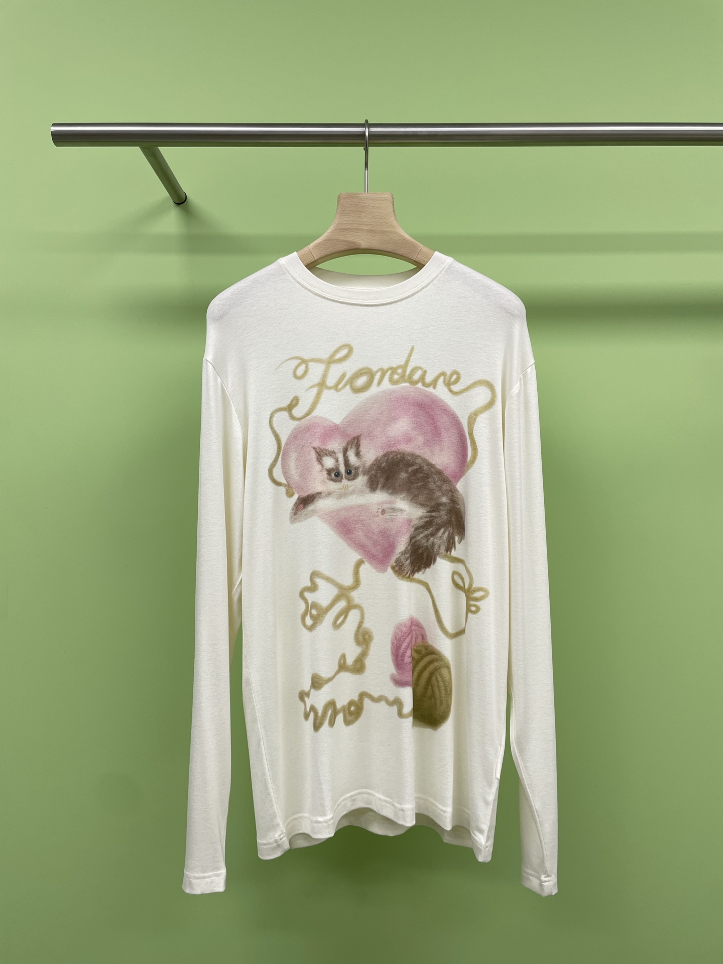 NO:435196,FORDARE 25 spring and summer new product simple and versatile cat wool knitted shirt, beautiful and fashionable and lazy feeling, super slack long-sleeved T-shirt with cute cats and love elements, artistic conception is a trick-and-touch picture of kitten playing with scattered threads, gentle color matching and soft touch, super comfortable, cute and healing and beautiful, essential for summer sun protection, fabric slightly transparent sun protection without sweating, loose drooping style hidden meat, very outstanding, white background with sweet line cat pattern, girl heart is full and simple, full of lazy feeling, air-conditioned room outdoor or outdoor sun protection is super practical, fairy and vital, up!  SML, tees, t-shirt, alexander wang19860909FORDARE25春夏新品简约百搭猫咪线团羊毛针织罩衫,美到上头的时髦慵懒感,超松弛的长袖T恤,有着可爱猫咪和爱心元素,意境是小猫偷玩线团的捣蛋画面,温柔的配色和柔软的触感 超超舒服,可爱治愈还美到上头,夏日防晒必备,面料微透防晒不闷汗,宽松垂感版型藏肉尊嘟很绝,白底搭配甜系线条猫图案,少女心拉满滴同时还简约,慵懒感满满,空调房外搭或户外防晒都超级实用,仙气又元气出片率up up！码数SML,,tees，t-shirt,alexander wang,Women's clothing