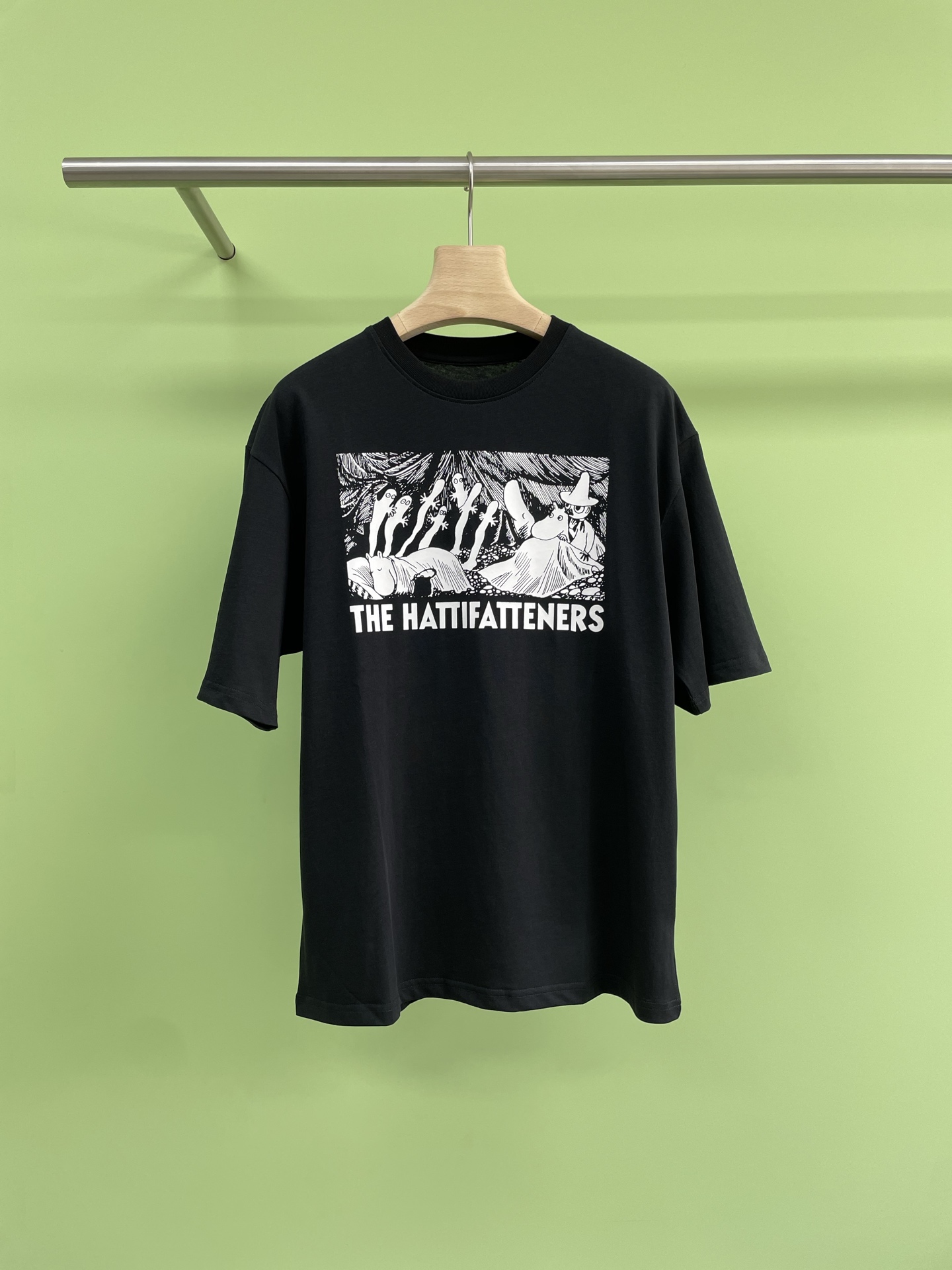 NO:435204,I don't care about the classics, I like this one, new product express, brand new co-brand Acne Studios joins hands with 'Moomin Moomin' to play with short-sleeved printed, ultra-fine combed cotton fabric, thin, breathable, soft and skin-friendly, Moomin theme, fun and optimistic printing technology, the cuffs are decorated with ACNE exclusive logo decoration, the moomin Moomin cartoon characters on it are innocent and childlike, simple and beautiful, full of memories, and now wearing IP co-branded style is a very trendy outfit concept, wearing it does not mean a fashionable attitude  , Visually cute and lovely. As an eternal classic, T-shirts will never go wrong anytime or anywhere. In addition, this cute elf, Moomin, not only has a great appearance, but also has first-class comfort. It is pure cotton texture, skin-friendly and breathable. When worn, it feels like being gently wrapped in clouds, unrestrained, and the overall fashion temperament is rising sharply. SML, acne studios,dior, T-shirt,tees, t-shirt,alexander wang19860909经不经典我不管,我就喜欢这一款,新品速递,全新联名 Acne Studios携手‘’Moomin姆明‘’玩趣印花短袖,超细精梳长绒棉面料,轻薄,透气,柔软亲肤,Moomin主题闲趣乐观印花工艺,袖口饰有ACNE专属徽标装饰,上面的moomin姆明卡通人物纯真又不失童趣,简单又美好,满满的回忆杀,而且现在穿IP联名款是个很潮的穿搭理念,穿它不是表示自己的一种时尚态度 ,视觉上也可爱招人喜欢,T恤作为永恒的经典,无论何时何地都不会出错,加上姆明这个可爱的小精灵,不仅颜值爆表,舒适度也是一流的,纯棉质地,亲肤透气,穿上就像被云朵轻轻包裹,无拘无束,整体时尚气质直线上升. 码数SML,,acne studios,dior,T-shirt,tees，t-shirt,alexander wang,Women's clothing