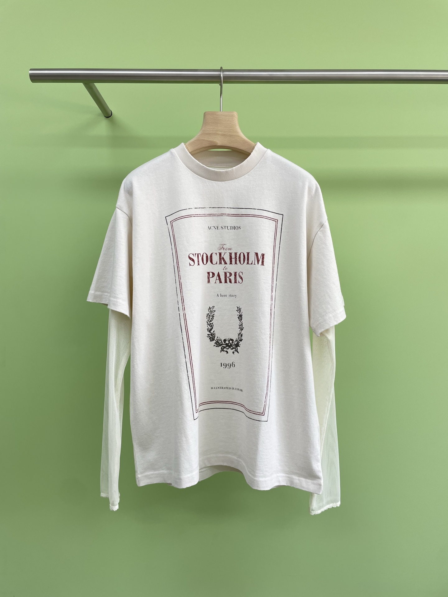 NO:435189,AcneStudios 25SS new retro logo printed fake two-piece mesh sleeve T-shirt, which directly saves the trouble of layering. Among the common long-sleeved short-sleeved sleeves in spring and summer, this style is very pleasing and easy to wear. The sunscreen long-sleeved T-shirt that is indispensable in summer, the physical sunscreen beauty ceiling, the pure cotton fabric is light and breathable, and it is cool and cool. The color-blocking fabric is too ambience, comfortable and fashionable. The loose style of the T-shirt becomes a paper piece when worn. The color is free and versatile, and all kinds of bottoms can be controlled. It is paired with dark blue denim shorts. It is suitable for daily commuting in camping and play, and it is easy to create a European lazy style. The wife is suitable for summer. SML, acne studios, dior, shorts, T-shirt, tees, t-shirt, alexander wang19860909AcneStudios 25SS新款复古徽标印花假两件网纱袖T恤,直接省去了叠穿搭配的烦恼,在春夏千篇一律的普通长袖短袖中,这种款式很讨巧很好穿,夏日不能少的防晒长袖T恤,物理防晒的颜值天花板,纯棉面料轻薄透气不闷汗,穿上凉爽降温,拼色面料太很有氛围感,舒适时髦两不误,T恤宽松版型 穿上即变纸片人,颜色自由百搭,各类下装都能驾驭,搭配深蓝牛仔短裤,露营游玩日常通勤都很合适,轻松打造欧式慵懒风,太太太适合夏天啦. 码数SML,,acne studios,dior,shorts,T-shirt,tees，t-shirt,alexander wang,Women's clothing