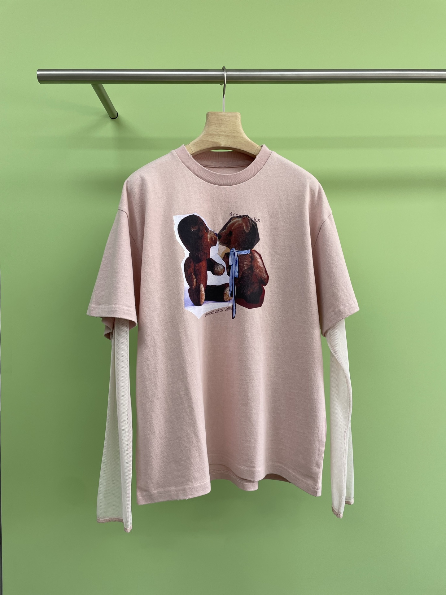 NO:435193,AcneStudios 25SS new bear print fake two-piece mesh sleeve T-shirt, which directly saves the trouble of layering. Among the common long-sleeved short-sleeved sleeves in spring and summer, this style is very pleasing and easy to wear. The sunscreen long-sleeved T-shirt that is indispensable in summer, the physical sunscreen beauty ceiling, the pure cotton fabric is light and breathable, and it is cool and cool. The color-blocking fabric is too ambience, comfortable and fashionable. The loose style of the T-shirt becomes a paper piece when worn. The color is free and versatile, and all kinds of bottoms can be controlled. It is paired with dark blue denim shorts. It is suitable for daily commuting in camping and play, and it is easy to create a European lazy style. The wife is suitable for summer. SML, acne studios, dior, shorts, T-shirt, tees, t-shirt, alexander wang19860909AcneStudios 25SS新款小熊印花假两件网纱袖T恤,直接省去了叠穿搭配的烦恼,在春夏千篇一律的普通长袖短袖中,这种款式很讨巧很好穿,夏日不能少的防晒长袖T恤,物理防晒的颜值天花板,纯棉面料轻薄透气不闷汗,穿上凉爽降温,拼色面料太很有氛围感,舒适时髦两不误,T恤宽松版型 穿上即变纸片人,颜色自由百搭,各类下装都能驾驭,搭配深蓝牛仔短裤,露营游玩日常通勤都很合适,轻松打造欧式慵懒风,太太太适合夏天啦. 码数SML,,acne studios,dior,shorts,T-shirt,tees，t-shirt,alexander wang,Women's clothing