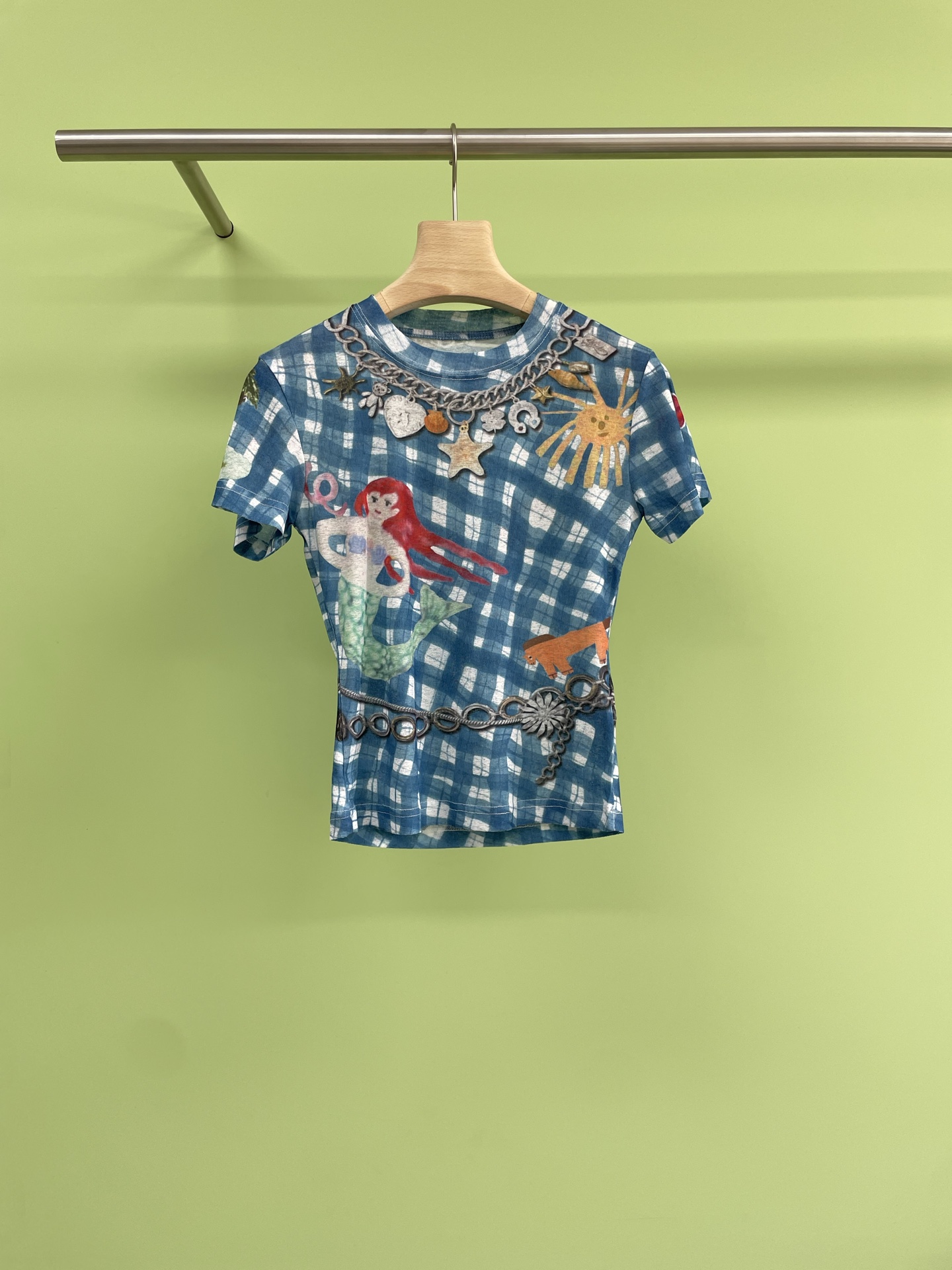 NO:435197,The same FORDARE Fudare Funny Hand-painted plaid chain T-shirt with short-sleeved plaid T-shirt, a must-have for Korean goddesses in the summer. How can you miss a T-shirt that is both sexy and design-like in summer?  Today I recommend a Korean style plaid slim top. It has a rich specifications and is suitable for girls of all shapes. First of all, it is Korean style. When you wear it, you will become Korean style in seconds. Secondly, this top has a full sense of design. The chain printing design and plaid elements are both sexy and fashionable. Moreover, its slim effect is also great, making it look slim and enhances temperament. Whether it is dating, shopping or daily outfits, this top can make you the focus. It is not only suitable for daily outfits, but also paired with jeans or short skirts to attend parties. It is stress-free for many occasions. This plaid T-shirt is definitely a must-have fashion item in summer wardrobe. How can you miss it if you are sexy and fashionable?  SML, skirts, jeans, T-shirt, tees, t-shirt, alexander wang19860909李兰迪同款FORDARE福蝶趣味手绘格纹链条T恤短袖,格纹T恤韩系女神必备,夏日炎炎怎能少了一件既性感又有设计感的T恤呢？今天给大家安利一款韩系风格的格纹修身显瘦上衣,它的规格丰富,适合各种身材的女生,首先是韩系风格,穿上它秒变韩范儿,其次这款上衣的设计感十足,链条印花设计加上格纹元素,既性感又时尚,而且它的修身效果也很棒,显瘦又提升气质,无论是约会、逛街还是日常穿搭,这款上衣都能让你成为焦点,它不仅适合日常穿搭,还可以搭配牛仔裤或短裙参加派对,多场合穿搭无压力,这款格纹T恤绝对是夏日衣橱里的必备时尚单品,性感又时髦的你,怎能错过呢？ 码数SML,,skirts,jeans,T-shirt,tees，t-shirt,alexander wang,Women's clothing