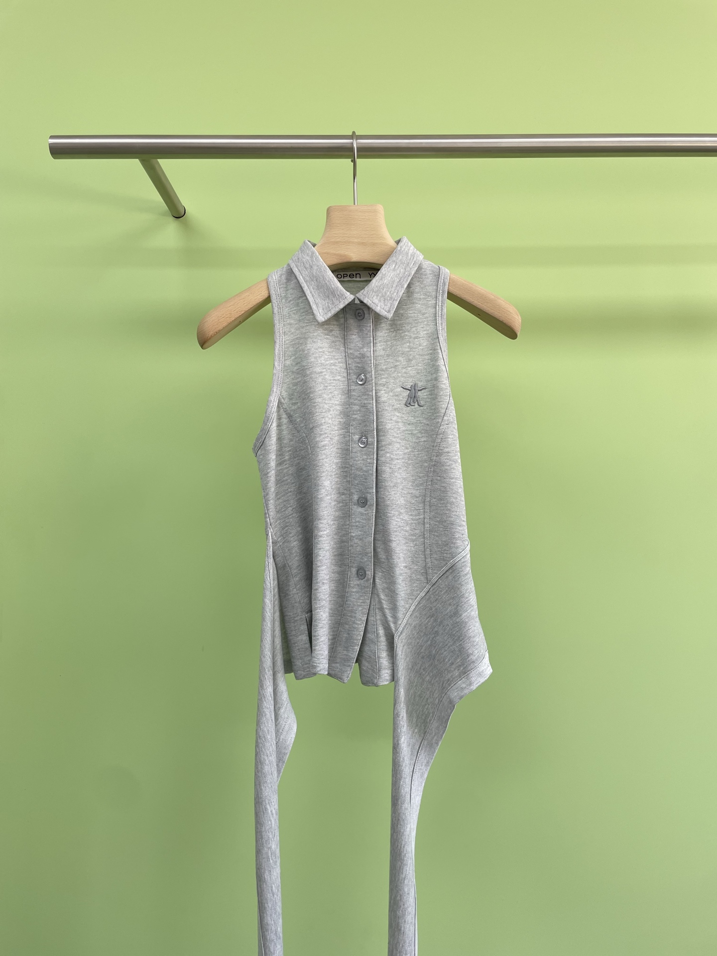 NO:435205,OPEN YY25SS sleeveless lapel button slim Polo shirt, Korean slack feeling, the sleeveless polo shirt is the god of gods, who knows it!  This sleeveless polo shirt is hard to grasp the Korean relaxation feeling. The lapel design reduces age and is unique, with a youthful filter, which makes the female protagonist feel instantly. She goes out on the street and dates and is gentle and playful, with a pure and charming atmosphere. She is full of sleeveless tailoring and looks slim and hides the flesh, revealing the delicate shoulder line. The visual 'shoulder-cutting' effect is absolutely amazing. She is tight and does not tilt the flesh, fits the body curve, showing the softness of women just right. The versatile two-color versatile fit is 100%. Blue fresh, gray high-end, and a sweet girl feel with a short skirt. It is cool and cool and cool when paired with jeans. It is easy to grasp the outfit every week. The fabric is soft and glutinous, and it is super comfortable to wear with close body. The essence of Korean dressing is here!  Whoever wears it looks good series. SML, skirts, jeans, alexander wang19860909OPEN YY25SS无袖翻领系扣修身Polo衫,韩系松弛感拿捏无袖polo衫封神啦,谁懂啊！被这件无袖polo衫狠狠拿捏住韩系松弛感,翻领设计减龄又别致,自带青春感滤镜,秒回校园女主既视感,日常出街、约会穿,温柔又俏皮,纯欲氛围拉满,无袖剪裁 显瘦又藏肉,露出精致肩线,视觉上“削肩”效果绝绝子,紧身不勒肉,贴合身材曲线,把女性柔美展现得恰到好处,双色百搭适配度百分百,蓝色清新、灰色高级、搭短裙甜妹感爆棚,配牛仔裤又酷又飒,一周穿搭不重样轻松拿捏,面料软软糯糯,贴身穿超舒服,韩系穿搭精髓这不就来了！谁穿谁好看系列. 码数SML,,skirts,jeans,alexander wang,Women's clothing