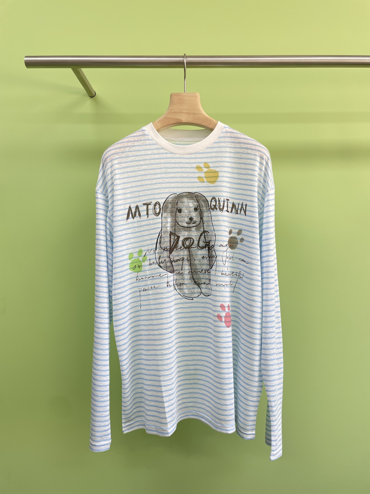 NO:435208,MTO QUINN Spring New Puppy Printed Striped Loose Round Neck Long Sleeve T-shirt, Wide and Large T-shirt is the most frequently worn style in summer, and the thin and cool fabric is the most suitable for sunscreen. Choose the middle color on the color card to avoid being too white or too yellow. I love this feeling that is both bad and exquisite. The length can cover the butt. It is OK with loose trousers or shorts. Whether it is for daily going out or on vacation, it can be easily controlled. The atmosphere is full of photography. It is enough to have it this summer. Sweet and cool girl closes her eyes and will really regret not buying it. SML, shorts, tees, t-shirt, alexander wang19860909MTO QUINN春季新款小狗印花条纹宽松圆领长袖T恤,宽宽大大的T恤是夏季穿着频率最高的款式,面料薄薄凉凉的作为防晒衫再适合不过了,色卡上选了中间色避免过白或过黄,超爱这种又摆烂又精致的feel,长度能遮住屁股,搭配宽松长裤或短裤都OK,不管是日常出街还是度假游玩,都能轻松驾驭,拍照更是氛围感拉满,这个夏天有它就够了,甜酷风女孩闭眼冲,不买真的会后悔. 码数SML,,shorts,tees，t-shirt,alexander wang,Women's clothing