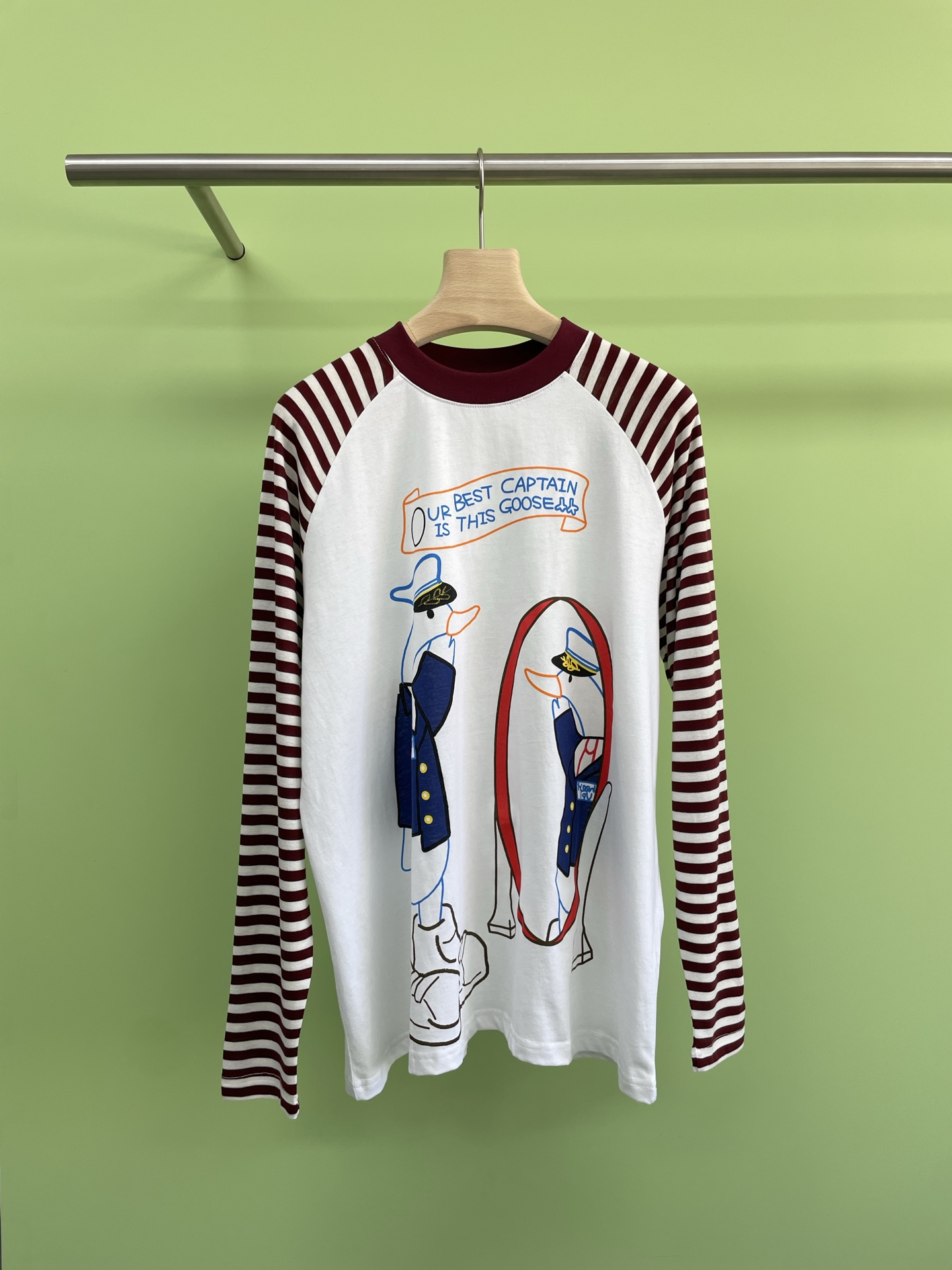 NO:435214,CHEERi UPi saluted Captain Big Goose Printed varnish long-sleeved round-neck T-shirt, designer striped sleeve printed long-sleeved sun protection top, outlines the romantic atmosphere with light and breathable fabric, exquisite egg print embellishment, very comfortable and inclusive, and sun protection also adds an elegant layering. Whether it is a beach vacation or a stroll, it can be easily applied, and it feels soft and skin-friendly. Adjust the body feel according to the climate, loose style, cover the flesh and make it look slim, the upper body paper feels like a déjà vu, the letter print on the chest is repeatedly adjusted, time-consuming and labor-intensive, adding three-dimensional effect and richness to the pattern, and it is accurate up. SML, tees, t-shirt, alexander wang19860909CHEERi UPi敬礼的大鹅船长印花插肩长袖圆领T恤,设计师款条纹袖印花长袖防晒上衣,以轻盈透气的面料勾勒浪漫气息,精致蛋仔印花点缀,非常惬意,舒适包容,防晒同时增添优雅层次感,无论是海边度假还是漫步,随手披上,轻松应对,手感柔软亲肤,根据气候调节体感,宽松版型,遮肉显瘦,上身纸片人既视感,胸前字母印花反复调节,耗时费力,为图案增添立体效果和丰富性,精至度up. 码数SML,,tees，t-shirt,alexander wang,Women's clothing