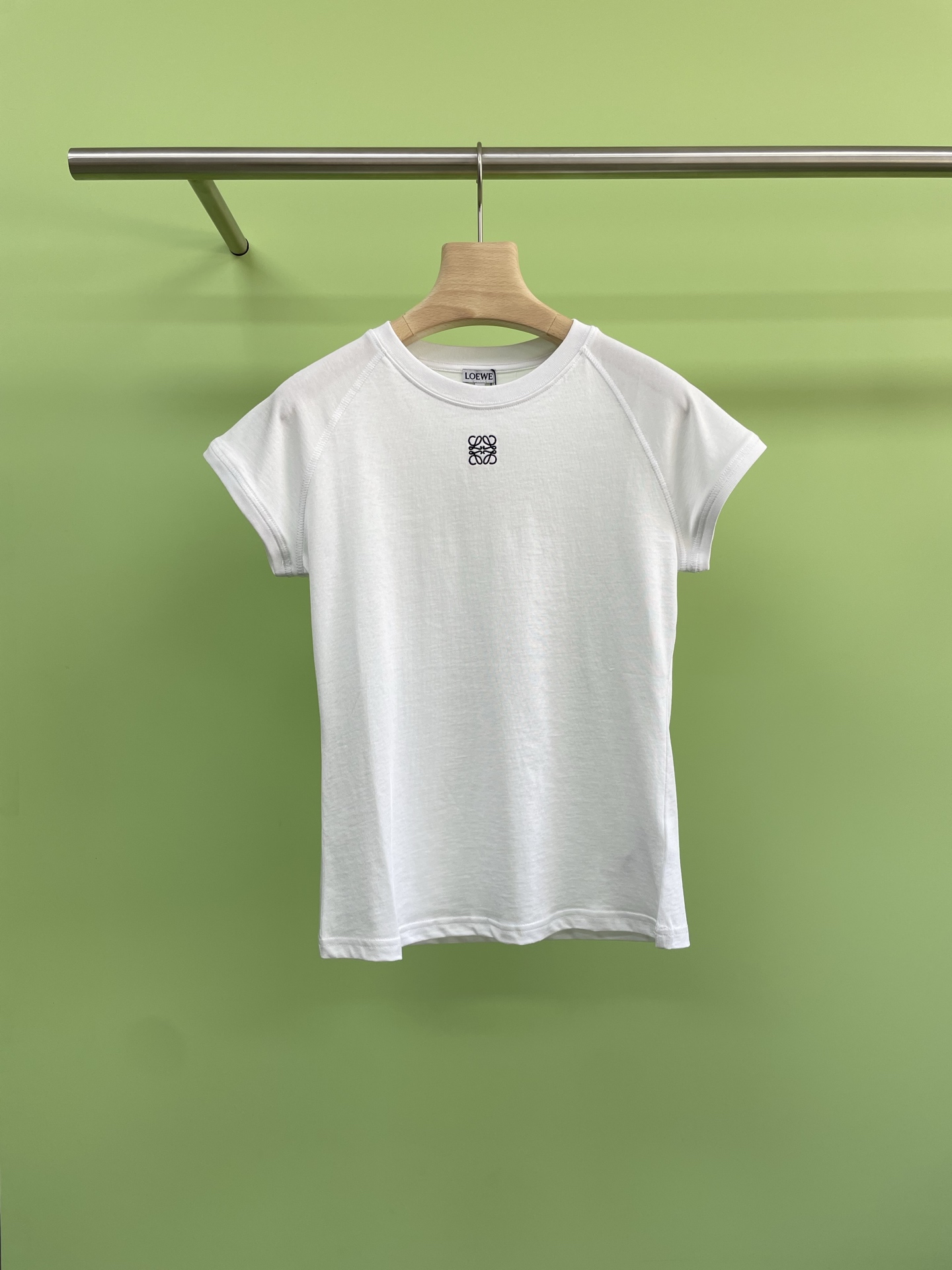 NO:435226,Loewe Paula Midsummer Night Series Logo Embroidered T-shirt, Loewe's outfit is so amazing. The white T-shirt is simple and elegant, and the exquisite brand logo on the chest is low-key and stylish. Who can refuse a beautiful and comfortable short-sleeved shirt?  This piece must be recommended to the treasures. It is made of pure cotton, soft and skin-friendly, and has excellent breathability. It is not stuffy in summer. It is very white in white and can easily brighten the skin tone. The embroidery on the chest is matched with the logo. It is full of design and exquisite in details. The simple style is super slim and does not pick on the figure. Whether it is matched with jeans, shorts, or skirts, it can easily create a sense of fashion. It is a perfect summer versatile king. Whether it is going out on the street or on weekends, it can easily show a casual and comfortable fashion attitude. SML, loewe, skirts, shorts, jeans, T-shirt, tees, t-shirt, alexander wang19860909LoewePaula仲夏夜系列徽标刺绣T恤,Loewe这套穿搭太绝啦,白色T恤简约大方,胸口精致的品牌标识低调又彰显格调,谁能拒绝一件又美又舒适的短袖？这件必须安利给宝子们,它是纯棉材质,柔软亲肤,透气性超棒,夏天穿一点也不闷,米白色巨显白,轻松提亮肤色,黄黑皮放心冲,胸前刺绣搭配徽标字样,设计感满满,细节处尽显精致,简约版型超显瘦,不挑身材,无论是搭配牛仔裤、短裤,还是半身裙,都能轻松打造出时尚感,妥妥的夏季百搭王,无论是日常出街还是周末出游,都能让你轻松展现出随性自在的时尚态度. 码数SML,,loewe,skirts,shorts,jeans,T-shirt,tees，t-shirt,alexander wang,Women's clothing