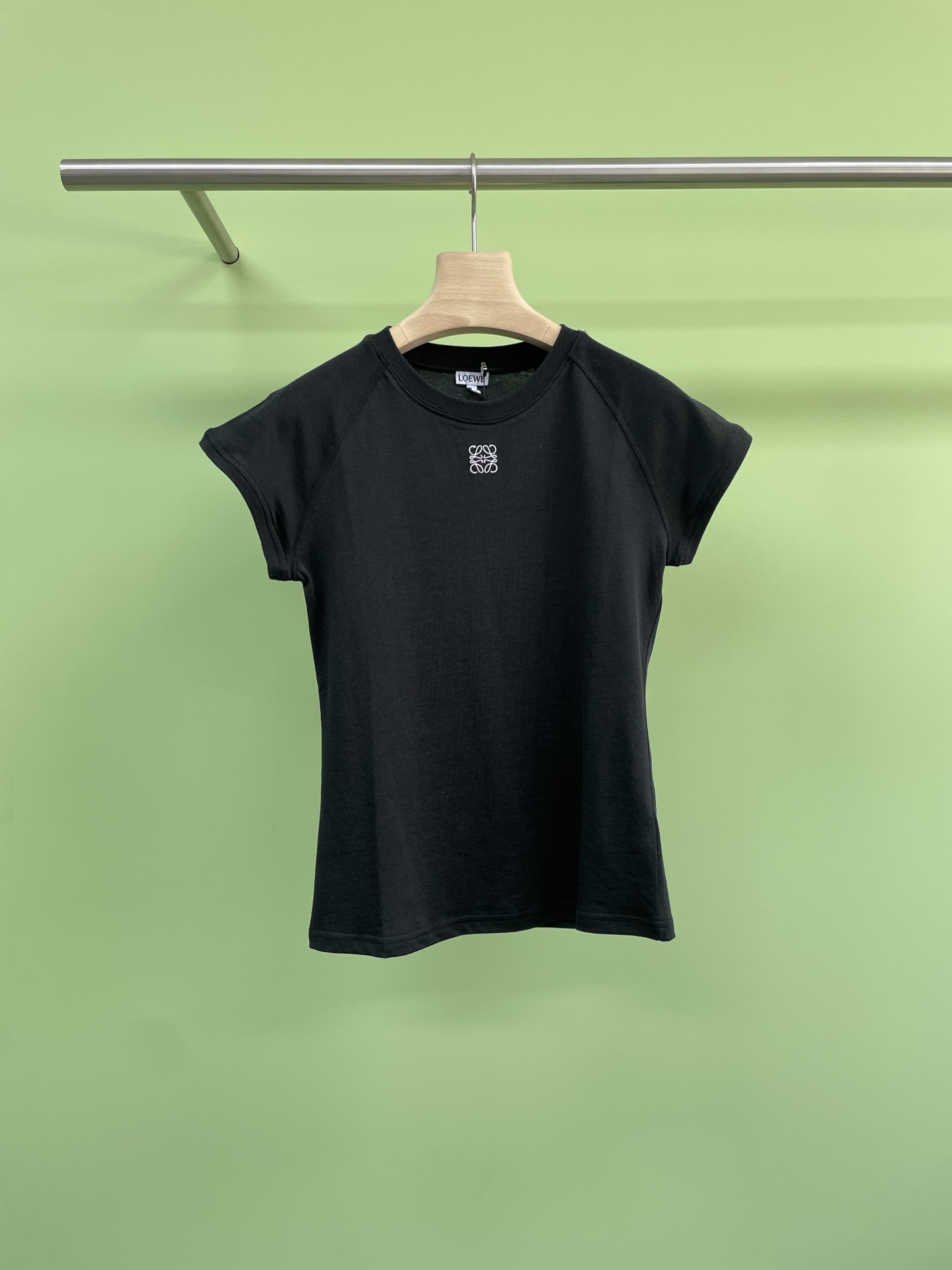 NO:435232,Loewe Paula Midsummer Night Series Logo Embroidered T-shirt, Loewe's outfit is so amazing. The white T-shirt is simple and elegant, and the exquisite brand logo on the chest is low-key and stylish. Who can refuse a beautiful and comfortable short-sleeved shirt?  This piece must be recommended to the treasures. It is made of pure cotton, soft and skin-friendly, and has excellent breathability. It is not stuffy in summer. It is very white in white and can easily brighten the skin tone. The embroidery on the chest is matched with the logo. It is full of design and exquisite in details. The simple style is super slim and does not pick on the figure. Whether it is matched with jeans, shorts, or skirts, it can easily create a sense of fashion. It is a perfect summer versatile king. Whether it is going out on the street or on weekends, it can easily show a casual and comfortable fashion attitude. SML, loewe, skirts, shorts, jeans, T-shirt, tees, t-shirt, alexander wang19860909LoewePaula仲夏夜系列徽标刺绣T恤,Loewe这套穿搭太绝啦,白色T恤简约大方,胸口精致的品牌标识低调又彰显格调,谁能拒绝一件又美又舒适的短袖？这件必须安利给宝子们,它是纯棉材质,柔软亲肤,透气性超棒,夏天穿一点也不闷,米白色巨显白,轻松提亮肤色,黄黑皮放心冲,胸前刺绣搭配徽标字样,设计感满满,细节处尽显精致,简约版型超显瘦,不挑身材,无论是搭配牛仔裤、短裤,还是半身裙,都能轻松打造出时尚感,妥妥的夏季百搭王,无论是日常出街还是周末出游,都能让你轻松展现出随性自在的时尚态度. 码数SML,,loewe,skirts,shorts,jeans,T-shirt,tees，t-shirt,alexander wang,Women's clothing