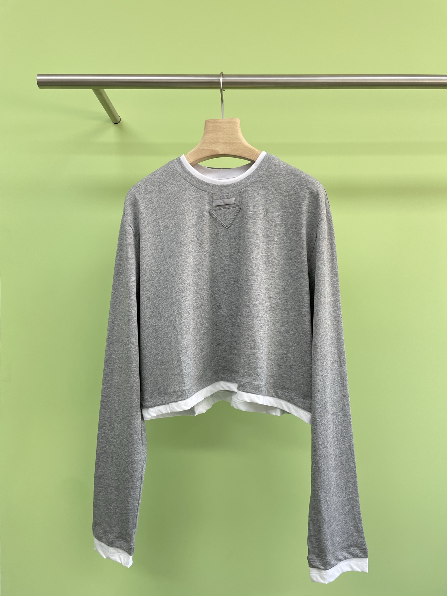 NO:435508,Prada's new early autumn style contrasting edges with two long sleeves, soft contrasting color fake two, unlocks a fashionable new posture, a loose two-piece with strong business ability, baby's soft and high elasticity, comfortable to fit the skin so hard that she doesn't want to take it off. Not only does it have a layered layer, but it also makes the waist very smooth. The body collided with white and gray, bringing out a hint of agility, without losing the retro and calm backbone, and it is also a lazy 12-point long sleeves, lazy and unrestrained, without redundant decoration, it is enough to attract attention and tone, full of spring atmosphere, the upper body brightens the skin tone in one second, full of vitality, whether it is matched with jeans or short skirts, it can easily grasp the sense of fashion, and the family can close their eyes and stay away. SML, prada, skirts, jeans, alexander wang19860909Prada早秋新款撞色边假两件长袖,软撞色假两件,解锁时髦新姿态,业务能力很强的一件宽松假两件,baby糯软高弹,贴肤舒适到不想脱下来,不仅有叠穿的层次感,还把腰身修得很流畅,衣身通过白色与灰色碰撞,带出一丝跳脱灵动,又不失复古沉稳的中坚力,还是慵懒的12分长袖,慵懒恣意,无需冗余装饰,便足够吸睛有腔调,满满的春日氛围感,上身一秒提亮肤色,元气感十足,无论是搭配牛仔裤还是小短裙,都能轻松拿捏时尚感,家人们闭眼入不亏. 码数SML,,prada,skirts,jeans,alexander wang,Women's clothing