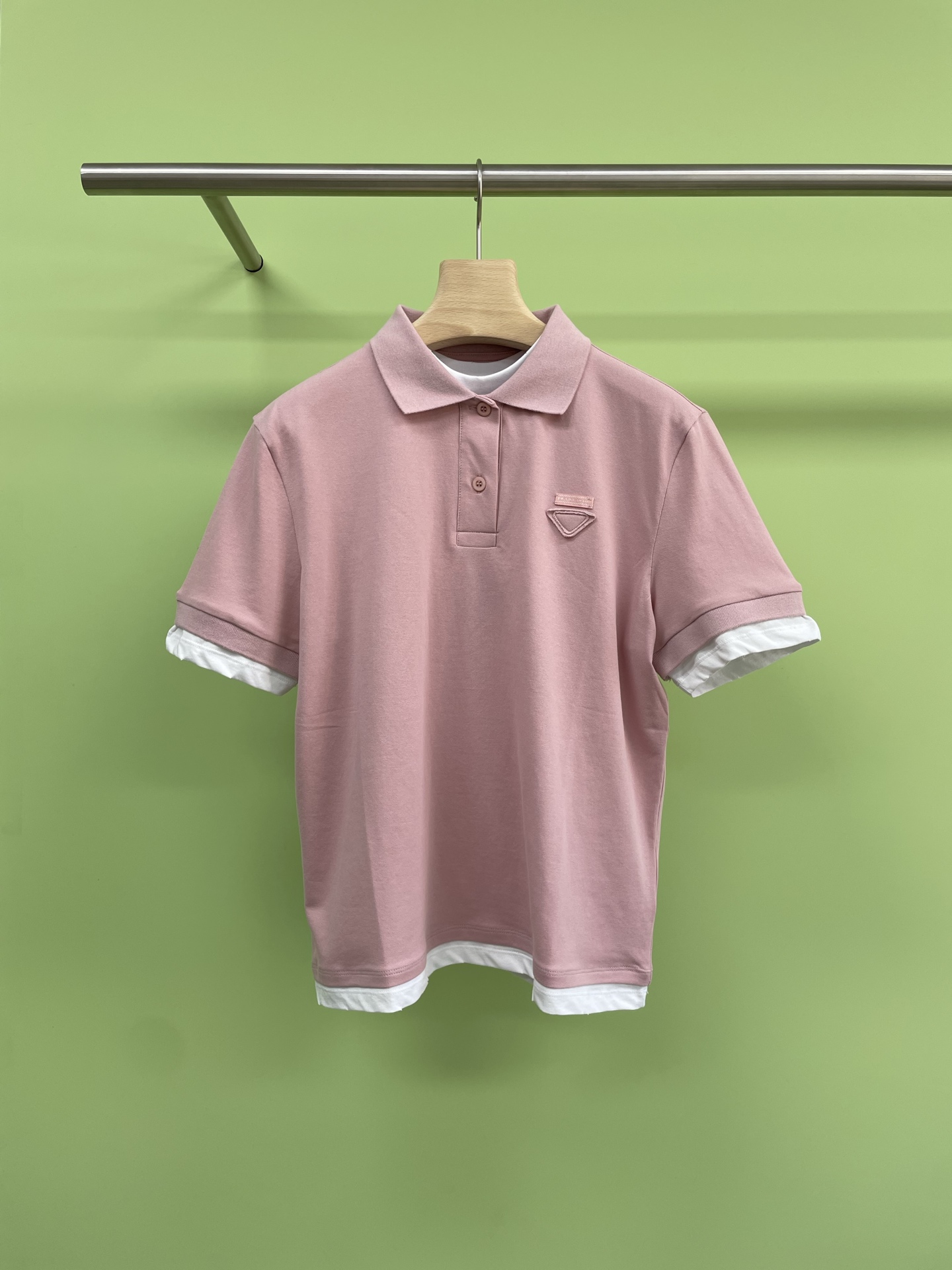 NO:435520,Prada is a lazy artifact for summer traveling in the street. A fake two-piece Polo syrup, a piece that does not require any brainstorming this summer. The new fake two-piece Polo is directly conquered. Gentle butter powder & refreshing haze blue are both super positive. The fairy design short-sleeved lapel has an inner layer. Once worn, it is a 'layered' effect, saving time and effort, and the fashionable feeling is super online. In summer, you need such a worry-free and fashionable item. It is recommended to enter both colors and switch styles freely~ just push. SML, prada, T-shirt, alexander wang19860909Prada 夏日出街偷懒神器假两件Polo杉,一件今夏凹造型不用费脑的单品,新款假两件Polo直接封神,温柔奶油粉& 清爽雾霾蓝两色都超正,神仙设计短袖翻领自带内搭感,一穿就是“叠穿”效果,省时省力,时髦感还超在线,夏天就需要这么一件省心又出片的时髦单品,建议两色都入,风格自由切换~冲吧. 码数SML,,prada,T-shirt,alexander wang,Women's clothing