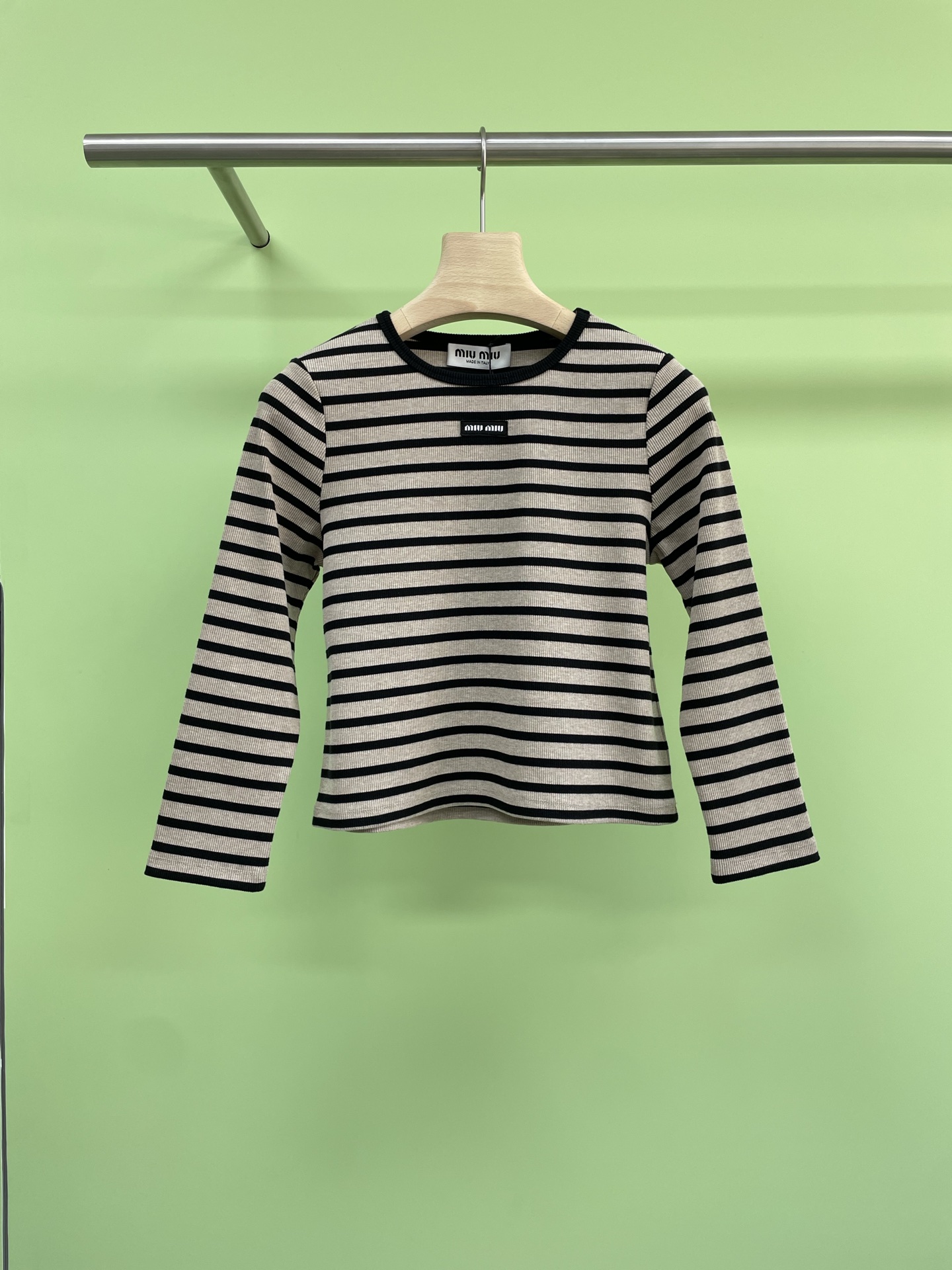 NO:435526,MiuMiu's new autumn black coffee striped base is simply too good to look, loose and lazy, and always loves lazy and casual striped shirts. The fitting style is versatile and not picky, and the upper body looks white, which is the kind of beautiful woman who can wear it at a glance. This knitted texture is soft and glutinous and breathable, with round neck straight shoulders, and slim tailoring can fit the body curves well. The upper body is simple and neat, slim and slim. It can greatly enhance the quality by wearing it alone. Knitted fabric is soft and glutinous, and the material is soft and comfortable. It is suitable for wearing in various occasions. It really makes people fall in love at first sight. The striped design is not only classic and durable, but also has a slim effect. The tight design perfectly shows the body curve, allowing you to become the focus on the commuting road. SML, miumiu, alexander wang19860909MiuMiu上新秋款黑咖条纹打底简直不要太好看,松弛慵懒太绝,永远爱慵懒随性的条纹衫,合身版型百搭不挑人,上身很显白,就是那种一眼很会穿的氛围感美女,这种针织质感软软糯糯的透气好穿,圆领正肩,修身的剪裁,可以很好贴合身体曲线,上身简洁利落,修身显瘦,单穿内搭都能极大的提升品质感,针织面料,软软糯糯,材质柔软舒适,适合各种场合穿搭,真的是让人一见钟情,条纹设计不仅经典耐看,而且还有着显瘦的效果,紧身设计,完美展现身材曲线,让你在通勤路上也能成为焦点. 码数SML,,miumiu,alexander wang,Women's clothing
