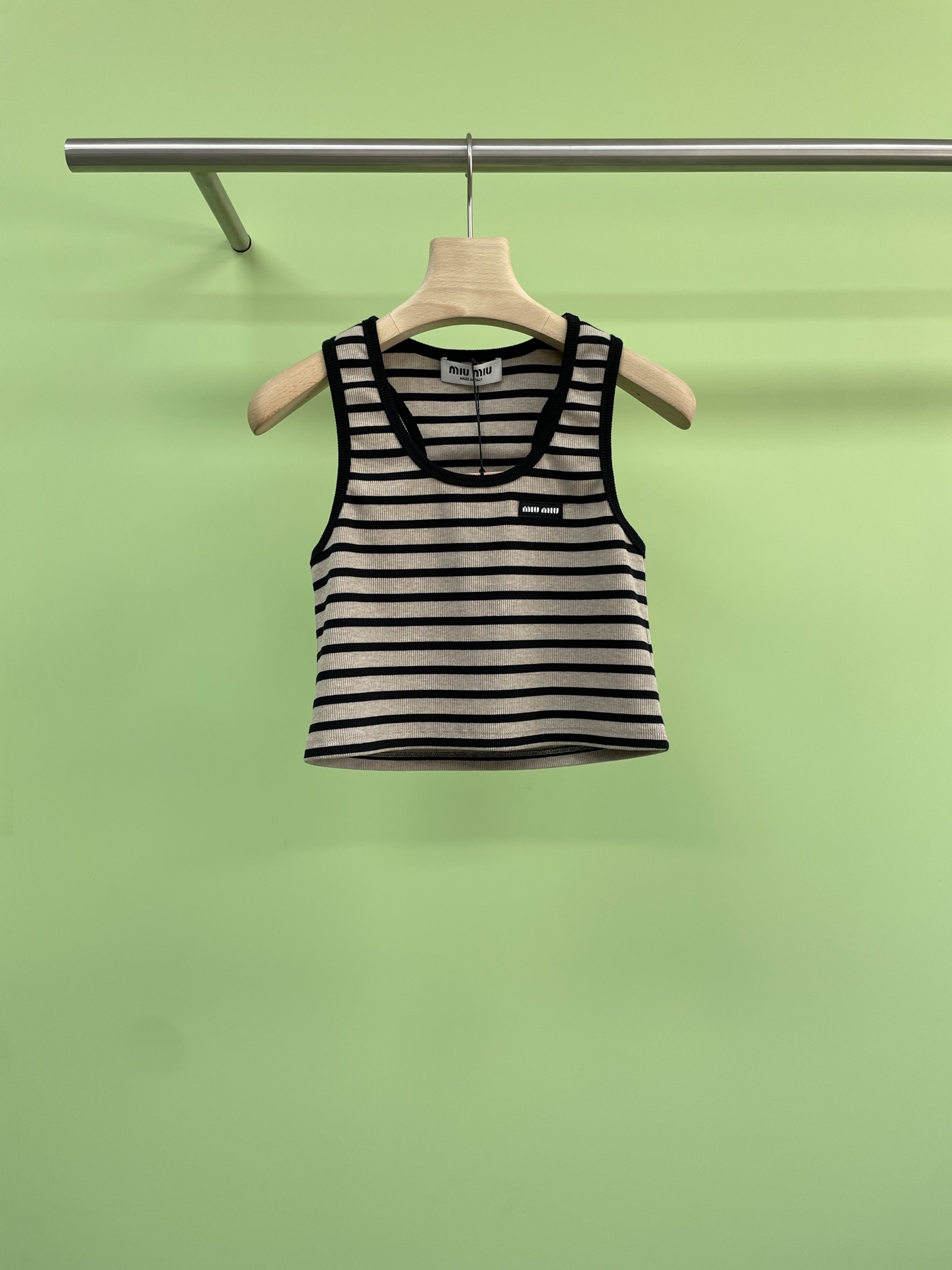 NO:435532,MiuMiu's new autumn black coffee striped vest is simply too beautiful, slack and lazy, and always loves lazy and casual striped shirts. The fitting style is versatile and not picky, and the upper body looks white, which is the kind of beautiful woman who can wear it at a glance. This knitted texture is soft and glutinous and breathable, and the round neck slim tailoring can fit the body curves well. The upper body is simple and neat, slim and slim. It can greatly enhance the quality by wearing it alone. Knitted fabric is soft and glutinous, and the material is soft and comfortable. It is suitable for wearing in various occasions. It really makes people fall in love at first sight. The striped design is not only classic and durable, but also has a slim effect. The tight design perfectly shows the body curve, allowing you to become the focus on the commuting road. SML, miumiu, alexander wang19860909MiuMiu上新秋款黑咖条纹背心简直不要太好看,松弛慵懒太绝,永远爱慵懒随性的条纹衫,合身版型百搭不挑人,上身很显白,就是那种一眼很会穿的氛围感美女,这种针织质感软软糯糯的透气好穿,圆领修身的剪裁,可以很好贴合身体曲线,上身简洁利落,修身显瘦,单穿内搭都能极大的提升品质感,针织面料,软软糯糯,材质柔软舒适,适合各种场合穿搭,真的是让人一见钟情,条纹设计不仅经典耐看,而且还有着显瘦的效果,紧身设计,完美展现身材曲线,让你在通勤路上也能成为焦点. 码数SML,,miumiu,alexander wang,Women's clothing