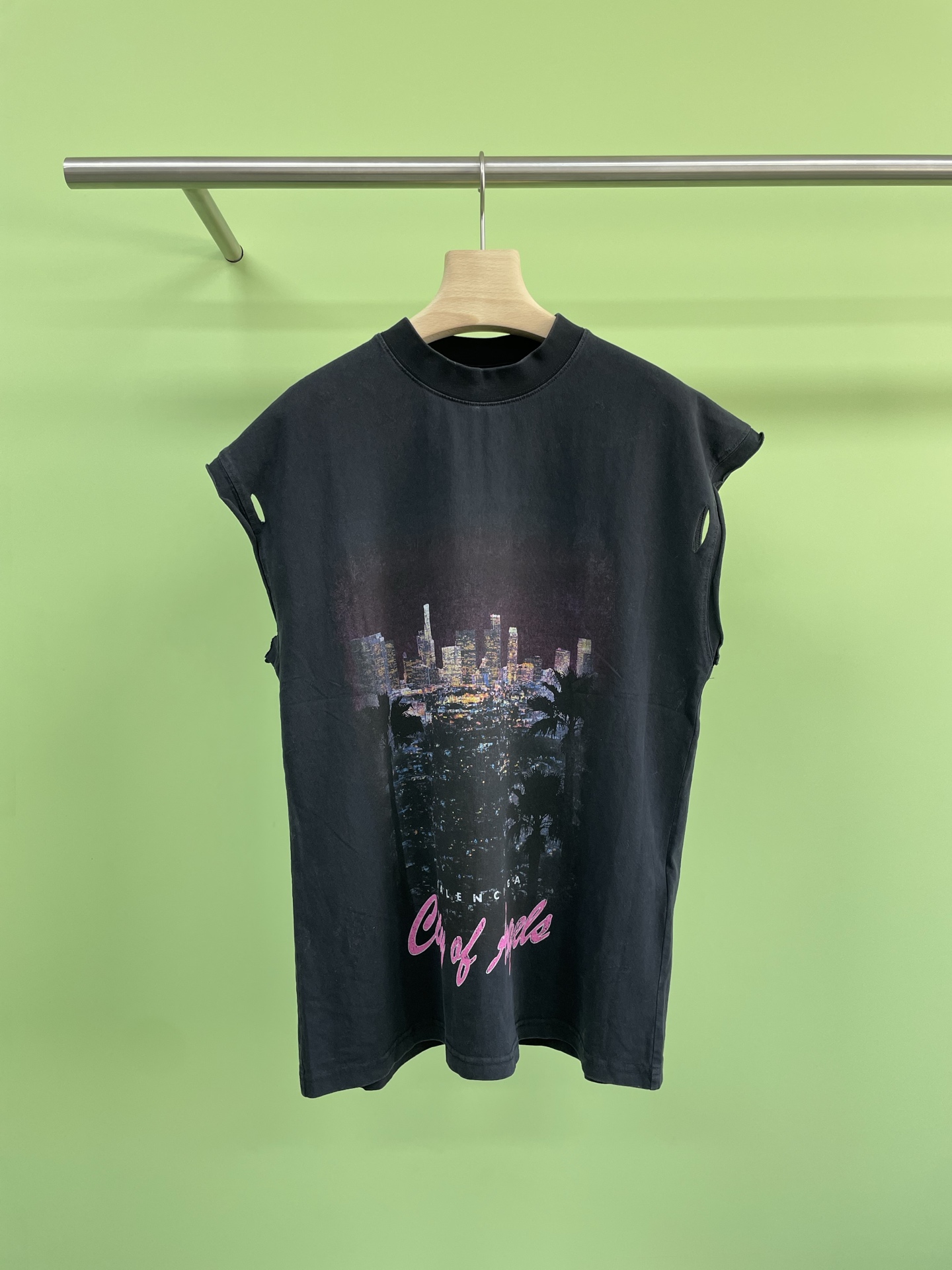 NO:435509,BALENCIAGA 25 Fall New CITY OF ANGELS Los Angeles Night Sleeveless T-shirt, Comfortable fabric, This sleeveless vest T-shirt is soft and breathable, and has a great sweat-absorbing ability. Even when worn in hot summer, it can make you feel dry and comfortable. The versatile style is really excellent. Its style design is very outstanding. Its loose and casual styles can be easily controlled whether it is paired with shorts or trousers. The sleeveless vest T-shirt itself is synonymous with fashion. It can be easily matched with various outfits. Such a great sleeveless vest T-shirt, what are you waiting for?  Get one now and make your summer cool and fashionable. SML, balenciaga, balenciaga, shorts, tees, t-shirt, alexander wang19860909BALENCIAGA巴黎世家25秋季新品CITY OF ANGELS洛杉矶之夜无袖T恤,面料舒适这款无袖坎肩 T 恤面料柔软透气,吸汗性超棒,即使在炎热的夏天穿着,也能让你感觉干爽舒适,版型百搭它的版型设计 really 很出色,宽松休闲的款式,不管是搭配短裤还是长裤,都能轻松驾驭,无袖坎肩 T 恤本身就是时尚的代名词,它可以轻松搭配各种穿搭,这么棒的无袖坎肩 T 恤,你们还在等什么呢？赶紧入手一件,让你的夏天更加Cool爽时尚吧. 码数SML,,balenciaga,balenciaga,shorts,tees，t-shirt,alexander wang,Women's clothing