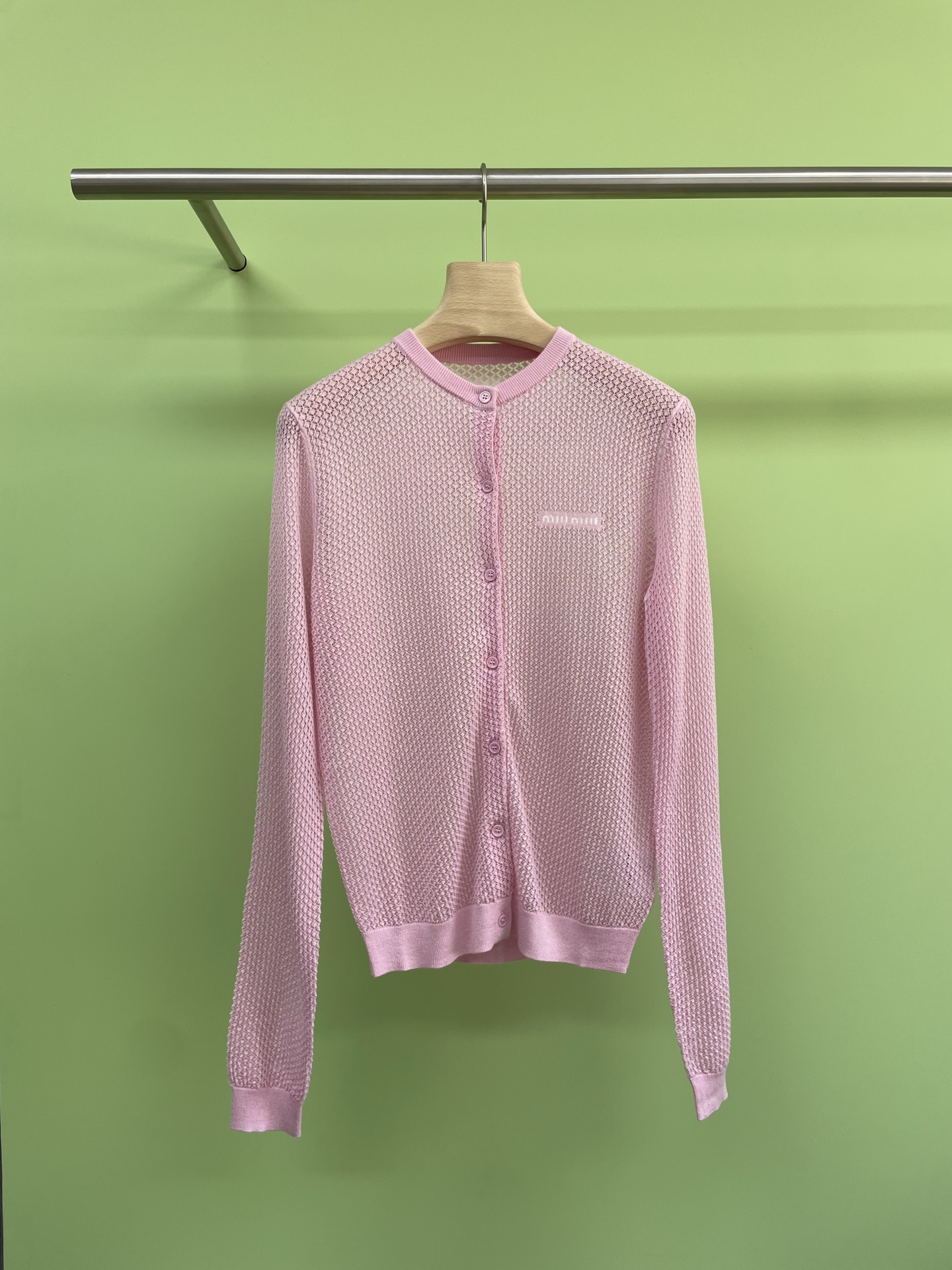 NO:435515,MiuMiu Spring and Summer New M hollow single-breasted round neck knitted cardigan, let’s talk about its fabric first, it uses Tiansi cotton. This fabric combines Tiansi's softness and cotton's skin-friendly and breathable. It feels comfortable and comfortable when worn on the body, just like a gentle breeze blowing across the skin, without any discomfort at all. Look at the color, there are sweet pink and low-key and atmospheric gray to choose from. Whether you want to create the style of a gentle little woman or take the calm and elegant route, these two colors can meet your needs. This knitted cardigan has many highlights. It is a hollow jacquard design with the letters of the kanhua logo. This design is very unique, instantly improving the fashion sense and exquisiteness of the whole dress, as if every hollow part is telling it.  Its high-end and uniqueness, and it is called 'a magic weapon for white, rich and beautiful people'. It is not a fictional reputation. The versatile and versatile slim fit style is simply amazing. The upper body looks huge and slim. For many fairies who love beauty, slimming is one of the important criteria for choosing clothes. It can outline the body curves well and make you look more graceful. The imported yarn not only has super comfortable texture, but also the customized yarn material makes the celebrity girls look elegant and noble after wearing it. When you wear it and walk on the street, the retro temperament will naturally be emitted, fashionable and high-end, as if you are a model from a fashion magazine. Whether it is matched with jeans or skirts, you can easily create a fashionable and charming look. What are the treasures waiting for?  Hurry up and buy one to make yourself beautiful in this spring and summer. SML, miumiu, skirts, jeans, alexander wang19860909MiuMiu春夏新款M镂空单排扣圆领针织开衫,先来说说它的面料,采用的是天丝棉,这种面料结合了天丝的柔软顺滑和棉的亲肤透气,穿在身上那叫一个舒服自在,就像是轻柔的微风拂过肌肤,完全不会有任何的不适感,再看看颜色,有甜美的粉色和低调大气的灰色可供选择,无论是想要打造温柔小女人的风格,还是走那种沉稳优雅的路线,这两种颜色都能满足你的需求,这款针织开衫可是有很多亮点的哦,它是崁花徽标字母的镂空提花设计,这种设计非常独特,瞬间提升了整件衣服的时尚感和精致度,仿佛每一个镂空处都在诉说着它的高级与独特,而且它被称为“白富美必入神器”可不是浪得虚名.万能百搭的修身版型简直绝绝子,上身巨显瘦,对于很多爱美的小仙女来说,显瘦那可是挑选衣服的重要标准之一啊.它能够很好地勾勒出身材曲线,让你看起来更加婀娜多姿,进口的纱线不仅质感超舒适,而且定制的纱线材质更是让名媛少女穿上后显得优雅又贵气,当你穿上它走在街头,那种复古气质就会自然而然地散发出来,时髦又高级,仿佛你就是从时尚杂志里走出来的模特,无论是搭配牛仔裤还是裙子,都能轻松打造出时尚又迷人的造型.宝子们还在等什么呢？赶紧入手一件吧,让自己在这个春夏美出新高度. 码数SML,,miumiu,skirts,jeans,alexander wang,Women's clothing