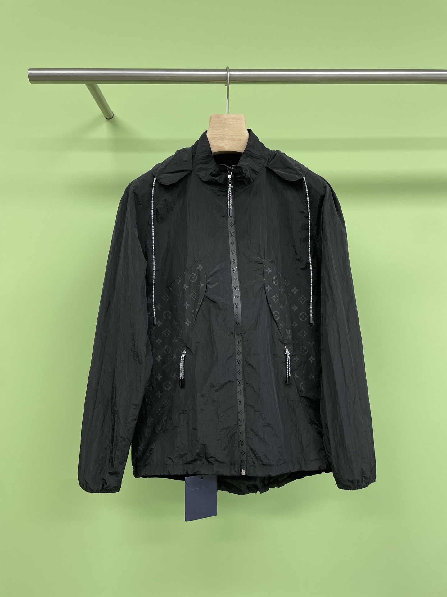 NO:435521,Song Qian's new spring and summer jacket with LV spring and summer sun protection jacket, I love to mix this cardigan + hood, clean and neat, cool and transparent, casual and styling, and it is even more amazing. It is very suitable for summer to wear a short vest and wear this jacket, and you will have a casual and lazy atmosphere. This sun protection suit is simply the top luxury representative of the sun protection industry. Its design is super fashionable, and the classic LV printing and modern sun protection technology are perfectly combined to ensure that you can protect yourself while protecting the sun.  It is full of fashion sense. Whether you are going shopping or on the beach, this sun protection set can provide you with all-round sun protection protection. The high-multiple sun protection of SPF50+ allows you to enjoy it in the sun without worrying about tanning and sunburn. The texture of this sun protection set is super light and will not put any burden on the skin. After applying it, the skin immediately becomes refreshing and moist, as if wrapped in a layer of light clouds. Whether it is matched with casual or formal wear, it can be easily controlled.  SML, louis vuitton, shorts, jackets & coats, hats, alexander wang19860909宋茜同款LV春夏新款冲锋衣防晒外套,爱掺了这件开衫+连帽,干净利落,清凉通透,随意也可以很有造型感,里面再来点撞色叠穿就更绝了,很适合夏天配个短裤背心在套个这个外套,随性慵懒的气息就有了,这款防晒套装简直是防晒界的顶级奢华代表,它的设计超级时尚,经典的LV印花与现代防晒科技完美结合,让你在防晒的同时也能保持时尚感爆棚,不管是出门逛街还是海边度假,这款防晒套装都能为你提供全方位的防晒保护,SPF50+的高倍数防晒,让你在阳光下尽情享受,不用担心晒黑晒伤,这款防晒套装的质地超级轻盈,不会给肌肤带来任何负担,涂上去之后,肌肤立刻变得清爽又滋润,仿佛被一层轻盈的云朵包裹着,不管是搭配休闲装还是正式装,都能轻松驾驭. 码数SML,,louis vuitton,shorts,jackets & coats,hats,alexander wang,Women's clothing