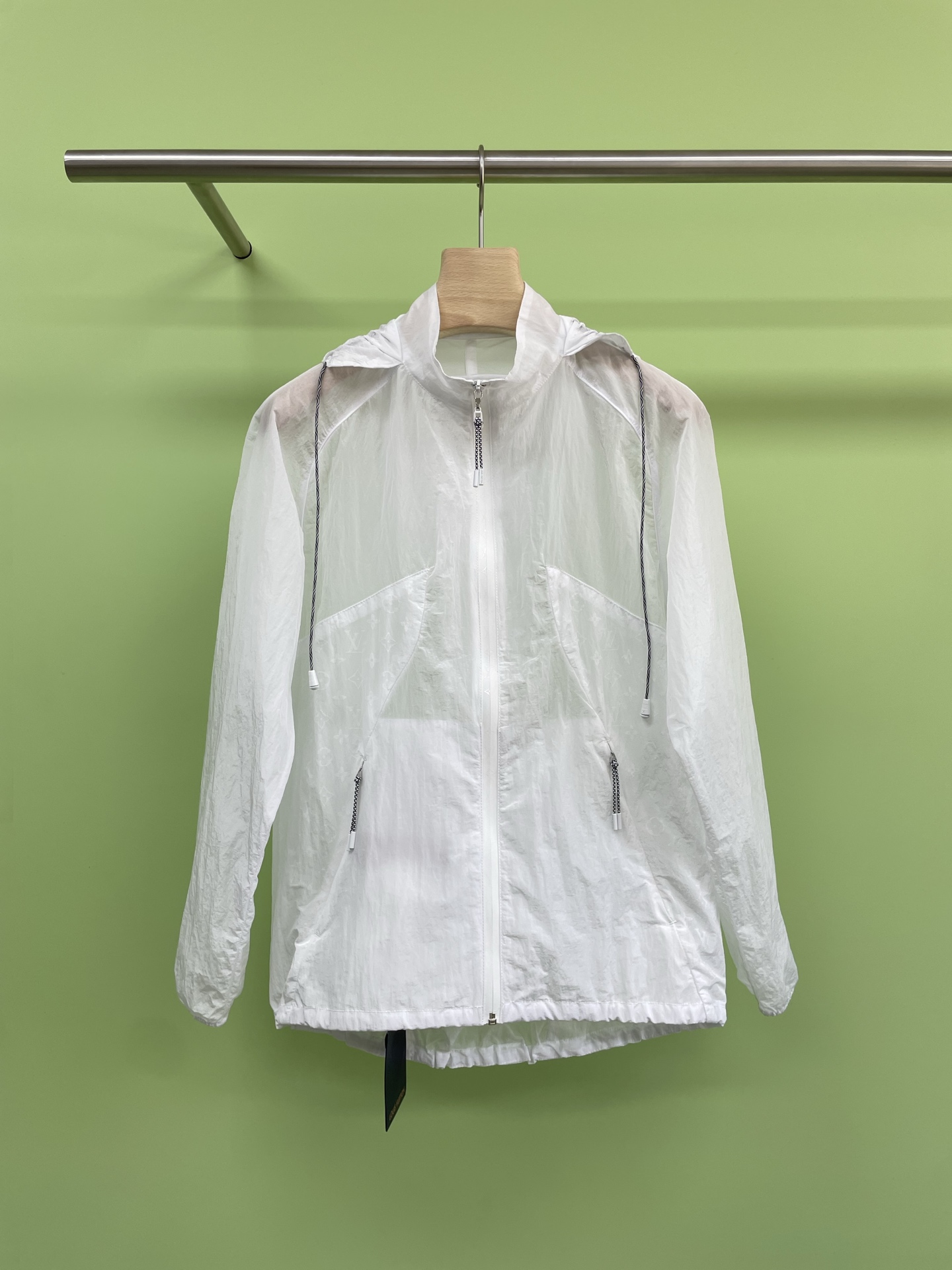 NO:435527,Song Qian's new spring and summer jacket with LV spring and summer sun protection jacket, I love to mix this cardigan + hood, clean and neat, cool and transparent, casual and styling, and it is even more amazing. It is very suitable for summer to wear a short vest and wear this jacket, and you will have a casual and lazy atmosphere. This sun protection suit is simply the top luxury representative of the sun protection industry. Its design is super fashionable, and the classic LV printing and modern sun protection technology are perfectly combined to ensure that you can protect yourself while protecting the sun.  It is full of fashion sense. Whether you are going shopping or on the beach, this sun protection set can provide you with all-round sun protection protection. The high-multiple sun protection of SPF50+ allows you to enjoy it in the sun without worrying about tanning and sunburn. The texture of this sun protection set is super light and will not put any burden on the skin. After applying it, the skin immediately becomes refreshing and moist, as if wrapped in a layer of light clouds. Whether it is matched with casual or formal wear, it can be easily controlled.  SML, louis vuitton, shorts, jackets & coats, hats, alexander wang19860909宋茜同款LV春夏新款冲锋衣防晒外套,爱掺了这件开衫+连帽,干净利落,清凉通透,随意也可以很有造型感,里面再来点撞色叠穿就更绝了,很适合夏天配个短裤背心在套个这个外套,随性慵懒的气息就有了,这款防晒套装简直是防晒界的顶级奢华代表,它的设计超级时尚,经典的LV印花与现代防晒科技完美结合,让你在防晒的同时也能保持时尚感爆棚,不管是出门逛街还是海边度假,这款防晒套装都能为你提供全方位的防晒保护,SPF50+的高倍数防晒,让你在阳光下尽情享受,不用担心晒黑晒伤,这款防晒套装的质地超级轻盈,不会给肌肤带来任何负担,涂上去之后,肌肤立刻变得清爽又滋润,仿佛被一层轻盈的云朵包裹着,不管是搭配休闲装还是正式装,都能轻松驾驭. 码数SML,,louis vuitton,shorts,jackets & coats,hats,alexander wang,Women's clothing