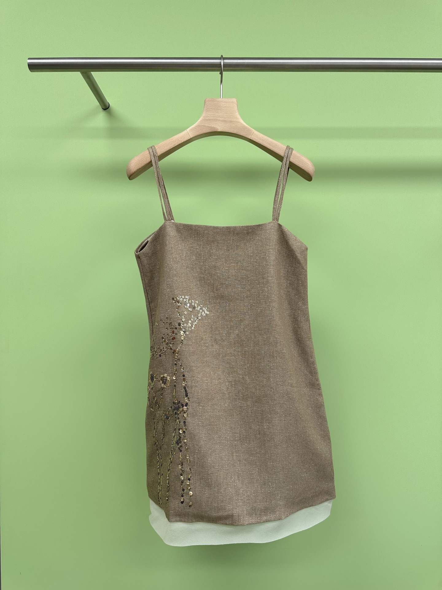 NO:435533,ICE DUST25 spring and summer heavy-industrial linen bead embroidered suspender dress, a skirt that can truly 'breathe'. This linen suspender dress is instantly captured by the natural sense of wasaki that is naturally carved. It is not the first sight, but the more you taste it, the more you taste it, the more you taste it, the soul of the fabric is pure linen, with its natural texture, breathability and slight skin-skinny. Wearing it in summer is truly refreshing to breathe, skin-friendly and dry, embracing the natural wrinkles of linen!  This is the essence of Wabisa wind - imperfect vitality, casualness, lazy, unintentional, minimalist silhouette, loose and inclusive Zen, the style is extremely relaxed, loose H-shaped or micro-A-shaped tailoring, without any sense of restraint, like gently wrapping the body in the clouds, extremely tolerant of the figure, hiding the flesh invisible, just right suspender width and shoulder-falling design, it will not be too sexy, but instead has a distant and gentle temperament, the length of the shoulder strap is adjustable, adapting to different body shapes. SML, skirts, alexander wang19860909ICE DUST25春夏重工亚麻珠片刺绣吊带连衣裙,一条能真正「呼吸」的裙子了,这条亚麻吊带裙,穿上身瞬间被那种天然去雕饰的侘寂感俘获,它不是第一眼的惊艳,而是越品越有味道的松弛美学,面料灵魂是 纯亚麻自带天然的肌理感、透气性和微微骨感,夏天穿它,是真正的会呼吸的清凉,亲肤又干爽,拥抱亚麻的 自然褶皱！这正是侘寂风的精髓—— 不完美的生命力、随性、慵懒、毫不刻意,极简廓形,宽松包容的禅意,版型是极致的松弛,宽松的H型或微A型剪裁, 毫无束缚感,像把身体轻轻包裹在云朵里,对身材包容度极高,藏肉于无形,恰到好处的吊带宽度和落肩设计,不会过于性感,反而有种疏离又温柔的气质,肩带长度可调,适应不同身型. 码数SML,,skirts,alexander wang,Women's clothing