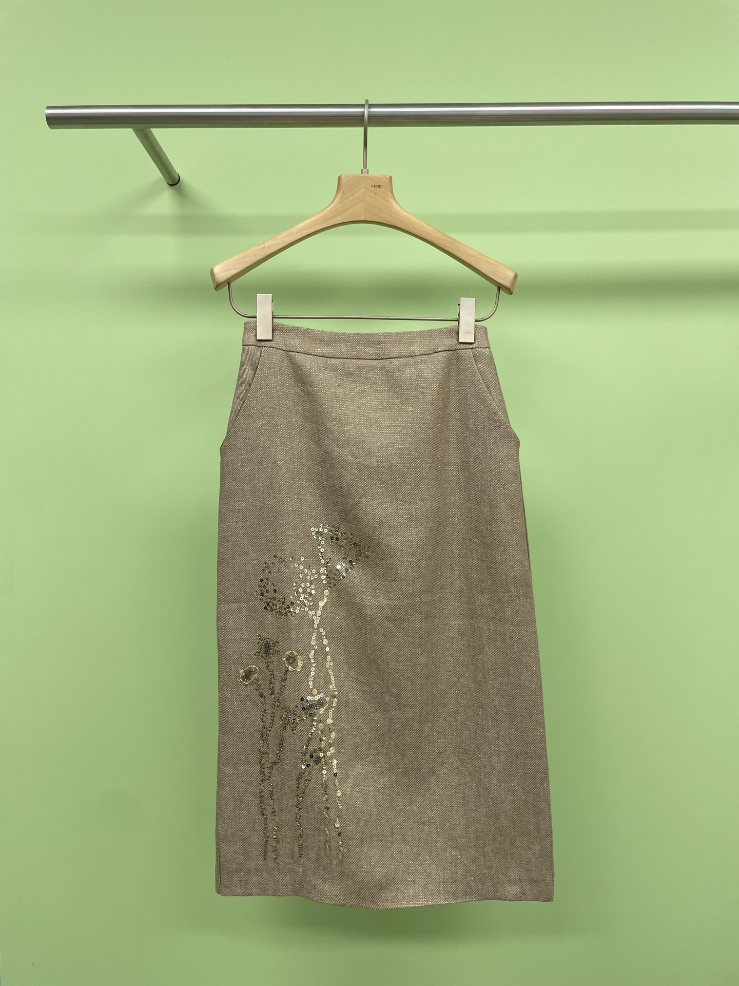 NO:435510,ICE DUST Spring and Summer 25 linen heavy industry bead embroidered slit long skirt, a skirt that can truly 'breathe'. This linen suspender skirt is instantly captured by the natural wavy sabi feeling when worn. It is not the first sight, but the more you taste it, the more you taste it, the more you taste it, the relaxing aesthetic. The soul of the fabric is pure linen, with its natural texture, breathability and slight skin. The most attractive thing about the back of this skirt is the slit design on the side of the skirt and the zipper are very convenient to put on and off. It not only increases the freedom of movement, but also cleverly integrates the sequin embroidery elements. It has to be said that this skirt is really super easy to match. Whether it is a casual T-shirt or a formal top, it can be easily controlled by you whether it is a work or leisure time, it can become your right-hand assistant. SML, skirts, tees, t-shirt, alexander wang19860909ICE DUST 25春夏亚麻重工珠片刺绣开叉长半裙,一条能真正「呼吸」的裙子了,这条亚麻吊带裙,穿上身瞬间被那种天然去雕饰的侘寂感俘获,它不是第一眼的惊艳,而是越品越有味道的松弛美学,面料灵魂是纯亚麻自带天然的肌理感、透气性和微微骨感,这款半裙背面最吸引人的是裙侧的开叉设计还有拉链穿脱都很方便,不仅增加行动的自由度,还巧妙地融合了亮片刺绣元素,不得不说,这款裙子真的超级好搭,无论是休闲T恤还是正式上衣都能轻松驾驭,无论是工作还是休闲时光,它都能成为你的得力助手. 码数SML,,skirts,tees，t-shirt,alexander wang,Women's clothing