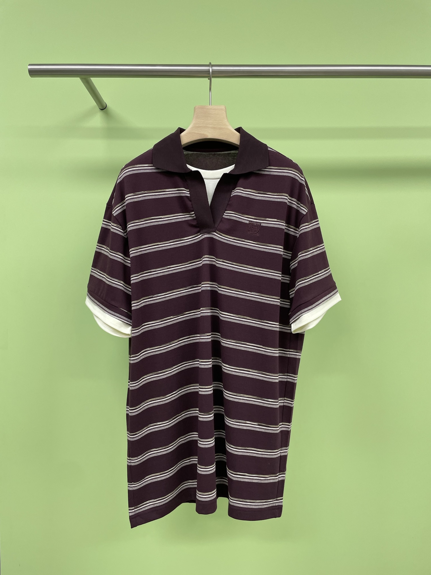 NO:435516,ICE DUST2025 spring and summer new designer brand POLO collar short-sleeved T-shirt dress, summer refreshing striped control Polo skirt, makes you beautiful to the point of being foul. In summer, it is time to bring a hint of coolness to yourself. Today I recommend a striped dress to you, which is - Polo skirt. This skirt is simply a blessing for striped control. When you wear it, you are the fresh and refined little fairy. This Polo skirt adopts a classic Polo collar design, which is both fashionable and retro, allowing you to feel a hint of elegance in the hot summer. The loose style design. No matter you are fat, thin, tall and short, this skirt can perfectly adapt to your figure, allowing you to wear confidence and beauty. This skirt adopts a pinstripe design, which is both slim and fashionable. The visual effect of pinstripes is more refreshing, allowing you to feel a hint of coolness in the summer.  SML, skirts, T-shirt, tees, t-shirt, alexander wang19860909ICE DUST2025春夏新款设计师品牌POLO领短袖T恤连衣裙,夏日清爽条纹控的Polo裙,让你美到犯规,夏日炎炎,是时候给自己带来一丝丝凉意了,今天给大家安利一款条纹连衣裙,它就是——Polo裙,这款裙子简直是条纹控的福音,穿上它,你就是那个清新脱俗的小仙女,这款Polo裙采用了经典的Polo领设计,既时尚又复古,让你在炎炎夏日中也能感受到一丝丝的优雅,宽松的版型设计,无论你是胖瘦高矮,这款裙子都能完美适应你的身材,让你穿出自信,穿出美丽,这款裙子采用了细条纹设计,既显瘦又时尚,细条纹的视觉效果更加清爽,让你在夏日中感受到一丝丝的清凉. 码数SML,,skirts,T-shirt,tees，t-shirt,alexander wang,Women's clothing