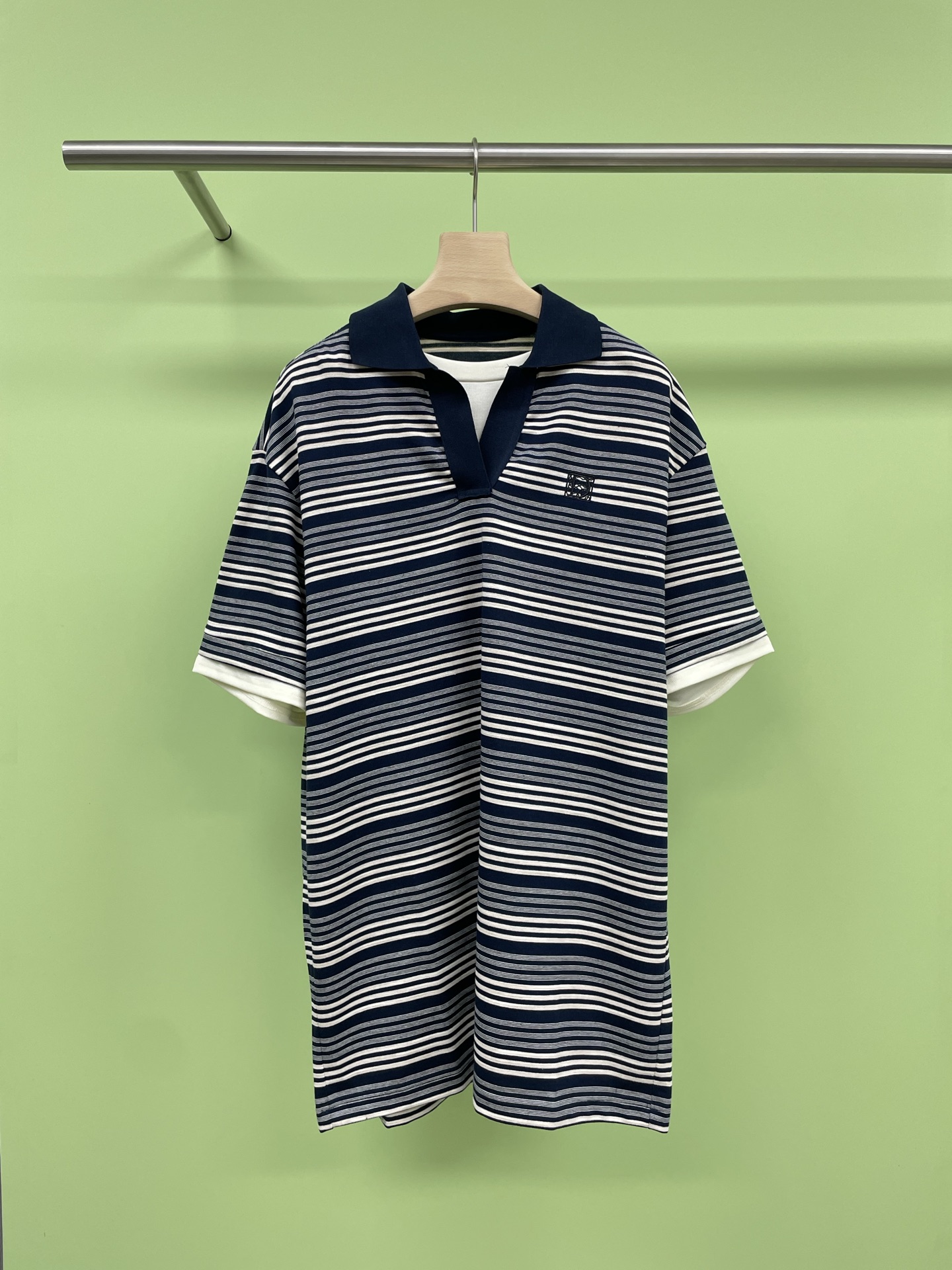 NO:435522,ICE DUST2025 spring and summer new designer brand POLO collar short-sleeved T-shirt dress, summer refreshing striped control Polo skirt, makes you beautiful to the point of being foul. In summer, it is time to bring a hint of coolness to yourself. Today I recommend a striped dress to you, which is - Polo skirt. This skirt is simply a blessing for striped control. When you wear it, you are the fresh and refined little fairy. This Polo skirt adopts a classic Polo collar design, which is both fashionable and retro, allowing you to feel a hint of elegance in the hot summer. The loose style design. No matter you are fat, thin, tall and short, this skirt can perfectly adapt to your figure, allowing you to wear confidence and beauty. This skirt adopts a pinstripe design, which is both slim and fashionable. The visual effect of pinstripes is more refreshing, allowing you to feel a hint of coolness in the summer.  SML, skirts, T-shirt, tees, t-shirt, alexander wang19860909ICE DUST2025春夏新款设计师品牌POLO领短袖T恤连衣裙,夏日清爽条纹控的Polo裙,让你美到犯规,夏日炎炎,是时候给自己带来一丝丝凉意了,今天给大家安利一款条纹连衣裙,它就是——Polo裙,这款裙子简直是条纹控的福音,穿上它,你就是那个清新脱俗的小仙女,这款Polo裙采用了经典的Polo领设计,既时尚又复古,让你在炎炎夏日中也能感受到一丝丝的优雅,宽松的版型设计,无论你是胖瘦高矮,这款裙子都能完美适应你的身材,让你穿出自信,穿出美丽,这款裙子采用了细条纹设计,既显瘦又时尚,细条纹的视觉效果更加清爽,让你在夏日中感受到一丝丝的清凉. 码数SML,,skirts,T-shirt,tees，t-shirt,alexander wang,Women's clothing