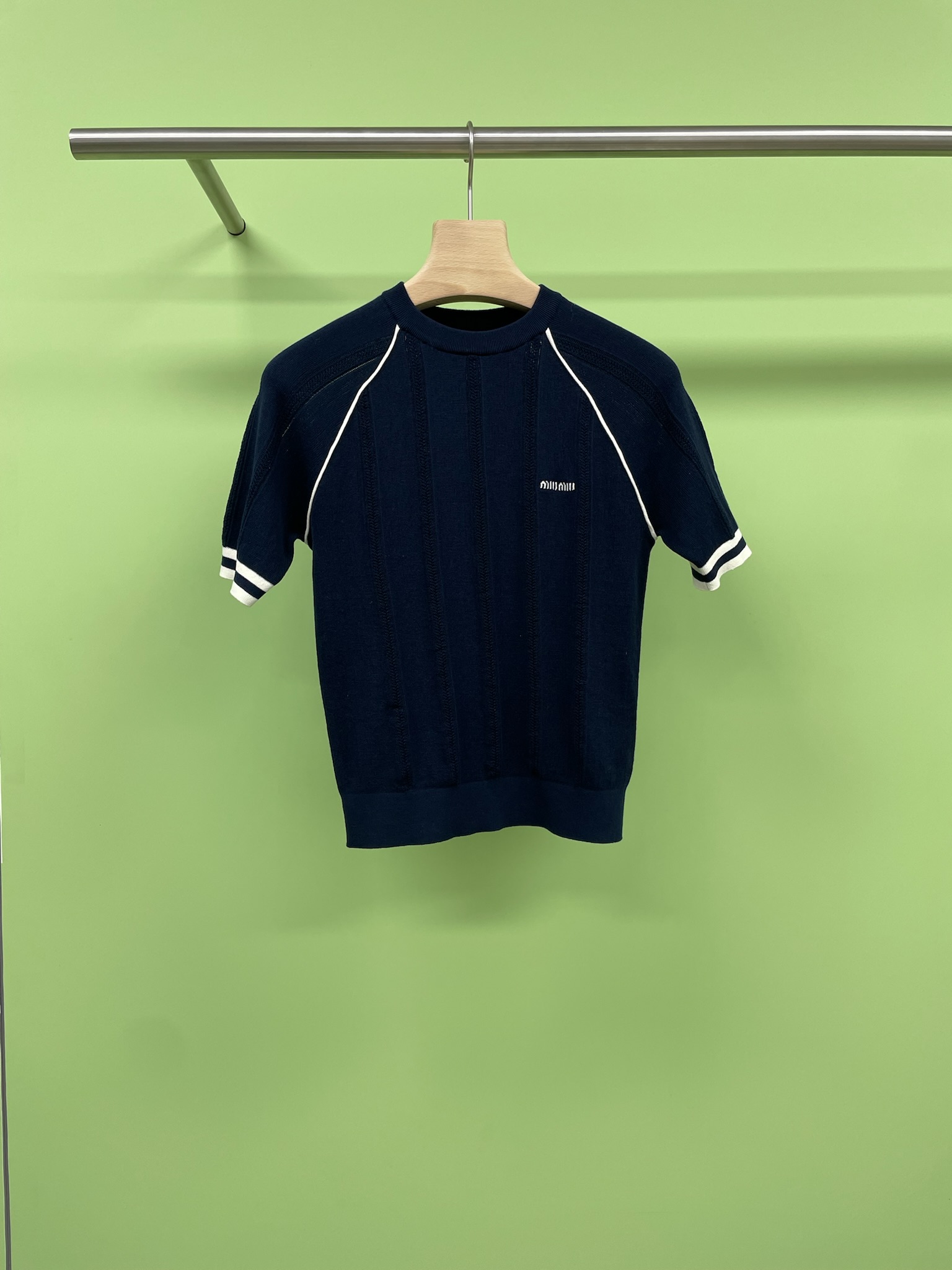 NO:436282,MiuMiu2025 spring and summer new navy blue knitted short sleeves are definitely your spring fashion savior. The texture is full of texture, and the unique texture is delicate. Look at the unique texture, adding a touch and a touch, adding a touch and a high-end to the overall outfit. The spring breeze blows by, and the high-end texture is fully displayed. Whether it is a daily commute or a casual party, you can easily hold it.  The living scene, regular style, suitable for all body shapes, adopt regular style design, not loose or tight, just right, very friendly to sisters of different figures, not only show neat body lines, not too tight or loose, comfortable and comfortable, easily create a spring style that combines fashion and comfort, contrasting color edge design, details hidden trends, contrasting color design at the neckline, cuffs and bottom swing is the finishing touch. The bold color collision instantly breaks the monotony, injects fashion and vitality into the entire shirt, allowing you to stand out from the crowd, and easily become the trend focus of spring streets. SML, miumiu,shirts, T-shirt, alexander wang19860909MiuMiu2025春夏新款藏青色针织短袖短袖,绝对是你的春日时尚救星,肌理感面料,质感拉满,独特的肌理感面料,触感细腻,细看纹理独特,为整体穿搭增添了一份精致与高级,春日微风拂过,高级质感尽显,不管是日常通勤还是休闲聚会,都能轻松 hold 住场面,常规版型,适配所有身形,采用常规版型设计,不松不紧,恰到好处,对于不同身材的妹妹都十分友好,既能展现出利落的身形线条,又不会过于紧绷或宽松,穿着舒适自在,轻松打造出兼具时尚感与舒适度的春日造型,撞色边设计,细节暗藏潮流,领口、袖口及底摆处的撞色设计更是点睛之笔,大胆的色彩碰撞,瞬间打破单调,为整件衬衫注入了时尚与活力,让你在人群中脱颖而出,轻松成为春日街头的潮流焦点. 码数SML,,miumiu,shirts,T-shirt,alexander wang,Women's clothing