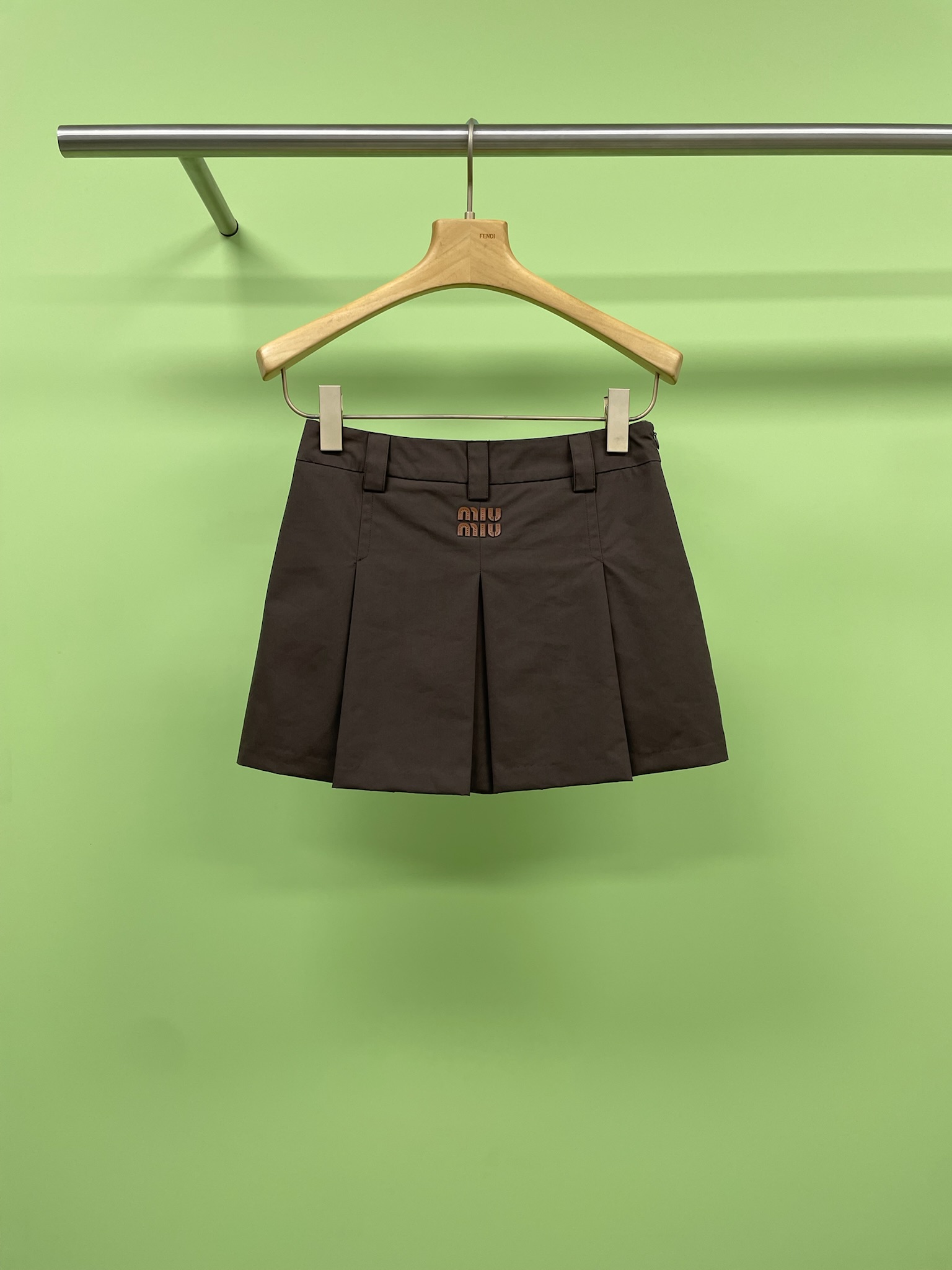 NO:436288,MiuMiu2025 autumn jacket mini tool skirt suit, my sweet and cool rule, work clothes are tough lines outlined unruly and freely, loose style design is comfortable and comfortable, the combination of mini tool skirt shows playful vitality, simple and cool, easy to control various occasions, when the work jacket meets the spliced ​​work skirt, this combination ensures that you are handsome, sweet and cool. This brown jacket has a super positive style and the silhouette design is simply a god of flesh covering  The instrument makes the sense of déjà vu of paper, and the color of the karaoke is really whiter and easy to control. The work dress skirt matched with the lower body cleverly combines the casual elements of work dress. The pleated design has the tough work dress style and the sweetness of a girl. The low-waisted A-shaped tube style is lengthened and the legs are lengthened. The short skirt on the accessories is paired with a golden buckle belt, which adds a lot of points to the overall LOOK, and the details show taste. This set of coffee can make you the focus.  SML Skirts, miumiu, skirts, jackets & coats, jackets & coats, alexander wang19860909MiuMiu2025秋款夹克外套mini工装短裙套装,我的甜酷统治区,工装硬朗线条勾勒不羁自由轮廓夹克衫,宽松版型设计舒适自在,率性洒脱mini工装短裙的搭配组合彰显俏皮活力,简约酷飒,轻松驾驭各种场合,当工装夹克遇上拼接工装短裙,这个组合保证让你又帅又甜又酷,这件咖啡色夹克,版型超正,廓形设计简直是遮肉神器,穿出纸片人的既视感,而且咖其色真的超级显白,轻松驾驭,下半身搭配的工装短裙,巧妙融合了工装休闲元素,压褶设计既有工装风的硬朗,又不失少女的甜美,低腰A字筒版型,拉长腿部线条,小个子也能穿出大长腿效果,配饰上短裙配一条金色卡扣腰带,给整体LOOK加分不少,细节处彰显品味,这样一套出门喝咖啡都能让你成为焦点. 码数SML 半裙,,miumiu,skirts,jackets & coats,jackets & coats,alexander wang,Women's clothing