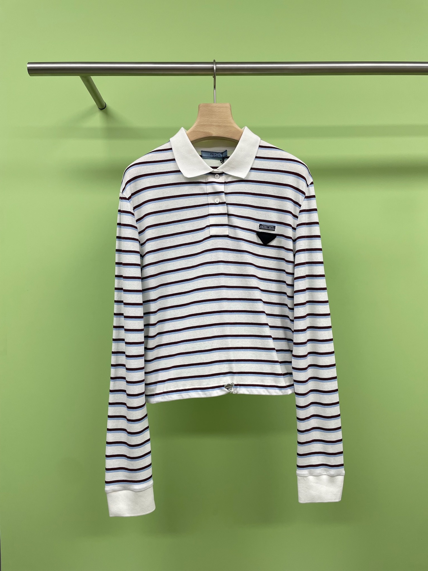 NO:436300,Prada2025 new waist-retractable striped long-sleeved Polo shirt, high-end feel should be effortless. Today's Polo shirt perfectly combines the rigor of commuter outfits with the relaxation of vacation style, interpreting a low-key luxury with details. A striped long-sleeved shirt lapel design on the upper body, a slightly silhouetted style with the bottom drawstring technique, which makes Italian minimalism look like a walking art, classic striped design, fresh and age-reducing, and the white collar adds a bit of precision  The sense of sense, classic and timeless design can be easily controlled whether it is daily travel or small gatherings of friends. The V-neck design cleverly lengthens the neckline and adds a unique tenderness and intelligence that women are unique. Such a seemingly simple but thoughtful Polo shirt can not only allow you to be at ease in various occasions, but also show a unique personal taste. Come and try this simple and high-end outfit, you will find that every moment in life is full of infinite possibilities.  SML, prada, alexander wang19860909Prada2025新款可收腰条纹长袖Polo衫,高级感本就该毫不费力,今天的这款Polo衫将通勤装的严谨与度假风的松弛完美揉合,用细节诠释出低调的奢华感,上身一件条纹长袖衫翻领设计,微廓的版型搭上底部抽绳的手法,将意式极简主义穿成行走的艺术,经典的条纹设计,清新又减龄,白色的领子增添了几分精致感,经典不过时的设计,无论是日常出行还是朋友小聚,都能轻松驾驭,V领设计巧妙地拉长了颈部线条,增添了一份女性特有的温柔与知性,这样一款看似简单却充满心思的Polo衫,不仅能让你在各种场合游刃有余,更能展现出独特的个人品味,快来试试这种简约高级的穿搭吧,你会发现生活中的每一刻都充满了无限可能. 码数SML,,prada,alexander wang,Women's clothing