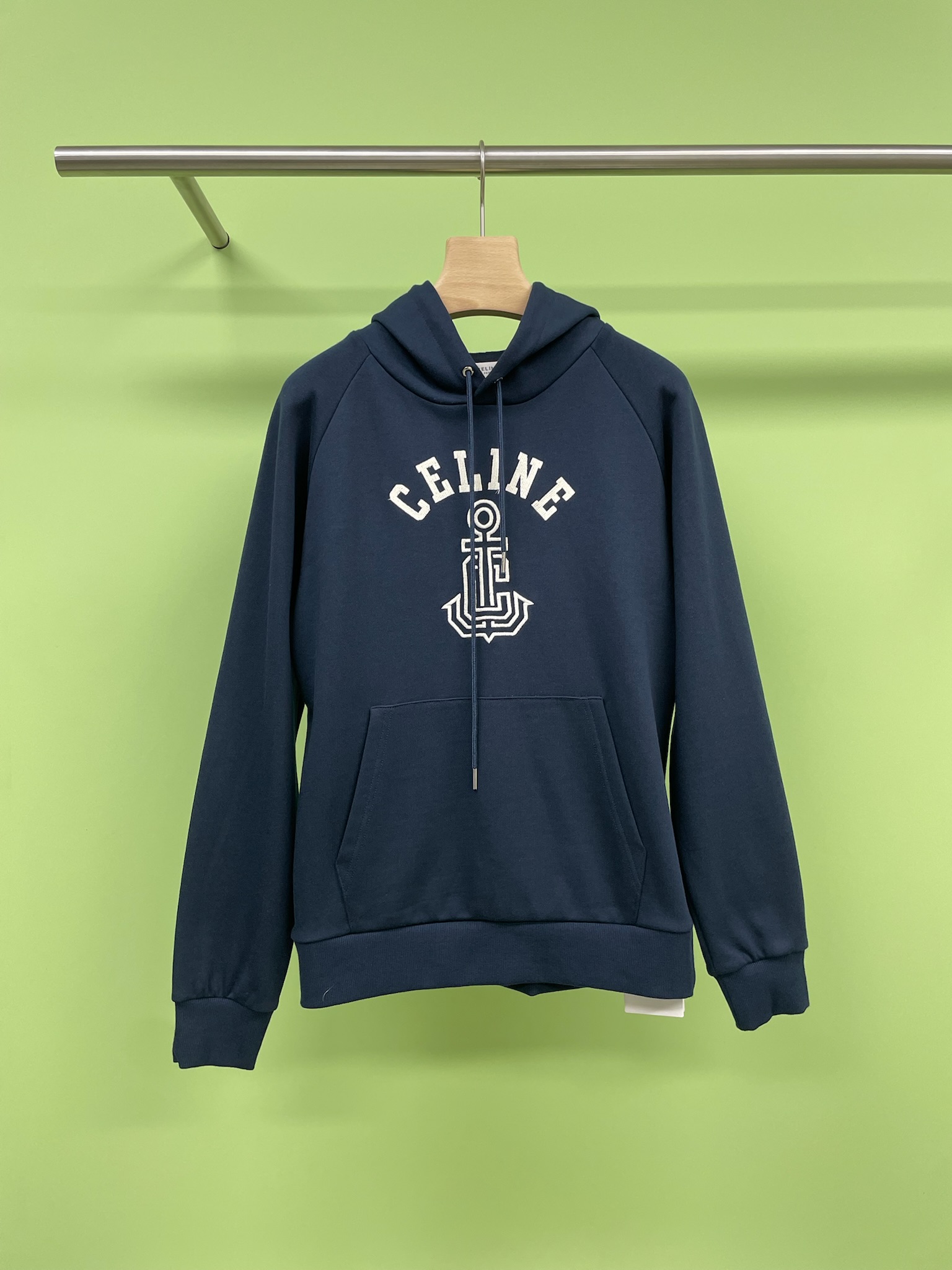 NO:436306,Celine2025 autumn embroidered anchor letter hooded drawstring sweatshirt, American casual style embroidered letter casual loose lazy hooded sweatshirt, today we recommend a super comfortable new embroidered hooded sweatshirt, which is simply the perfect choice for early spring. This sweatshirt is not only loose and comfortable in the style, but also can easily hide the flesh and make you look slimmer, and the shoulder-falling design also embellishes the round shoulder and thick back, bringing a lazy and relaxing feeling, and relaxing the upper body is relaxed. The drawstring hooded design adds an American casual style. The most special thing is the brand letter embroidery on the chest. The details show the visual craftsmanship texture, which perfectly echoes the atmosphere of the big body. The style easily hides the flesh and makes you look slimming, giving you the right space. I personally like this sweatshirt very much, not only because of its comfort and fashion sense, but also because it makes me feel warm and confident in the early spring season. What do you think? Do you also want to buy one?  SML, celine, hoodie, sweatshirts, hats, alexander wang19860909Celine2025秋款刺绣船锚字母连帽抽绳卫衣,美式休闲风刺绣字母休闲宽松慵懒连帽卫衣,今天给大家安利一款超级舒服的新款刺绣连帽卫衣,简直是早春的完美选择,这款卫衣不仅版型宽松舒适,还能轻松藏肉显瘦,让你看起来更加苗条,落肩设计更是修饰圆肩厚背,带来一份慵懒松弛感,上身休现自在,抽绳连帽的设计增添了美式休闲风格,最特别的是胸前的品牌字母刺绣,细节之处彰显视觉工艺质感,与大身氛围完美呼应,版型轻松藏肉显瘦,给你恰好的空间,我个人非常喜欢这款卫衣,不仅因为它的舒适度和时尚感,还因为它让我在早春的季节里感到温暖和自信,你们觉得呢?是不是也想入手一件. 码数SML,,celine,hoodie,sweatshirts,hats,alexander wang,Women's clothing