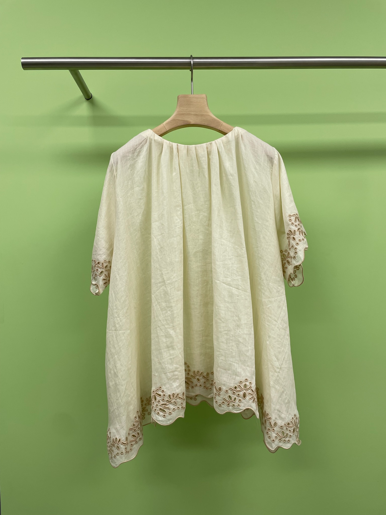 NO:436283,YOEYYOU Designer Brand 2025 Spring and Summer New Lace Sleeve Pleated Embroidered Short Sleeve Shirt, Refreshing Tulle Top, A sweet short sleeve full of exquisite details, French niche, both princess and ladylike, retro round neck and embroidered edge decorative short sleeves, exquisite and sweet, and three-dimensional small flower embroidery show the craftsmanship. The whole piece is complex lace embroidery, exquisite from the inside out, like an elegant work of art, natural ramie material, innocent and warm, antibacterial and breathable, the fabric is light and skinny, ramie fabric fiber is long and shiny, good sweat absorption and dryness, and it is comfortable and stylish to wear. SML, Shirts, T-shirt, alexander wang19860909YOEYYOU 设计师品牌2025春夏新品花边袖褶感刺绣短袖衬衫,清清爽爽的薄纱小上衣,一件充满着细节精致感的甜美短袖,法式小众,既公主又淑女,复古圆领加刺绣边装饰短袖,精致甜美,和立体小花刺绣尽显工艺整件都是是复杂的蕾丝刺绣,里到外的精致,宛若高雅的艺术品,天然苎麻材质,清白温润、抑菌透气,织物轻盈有骨感,苎麻面料纤维长光泽良好吸汗干爽,穿着舒适有型. 码数SML,,shirts,T-shirt,alexander wang,Women's clothing