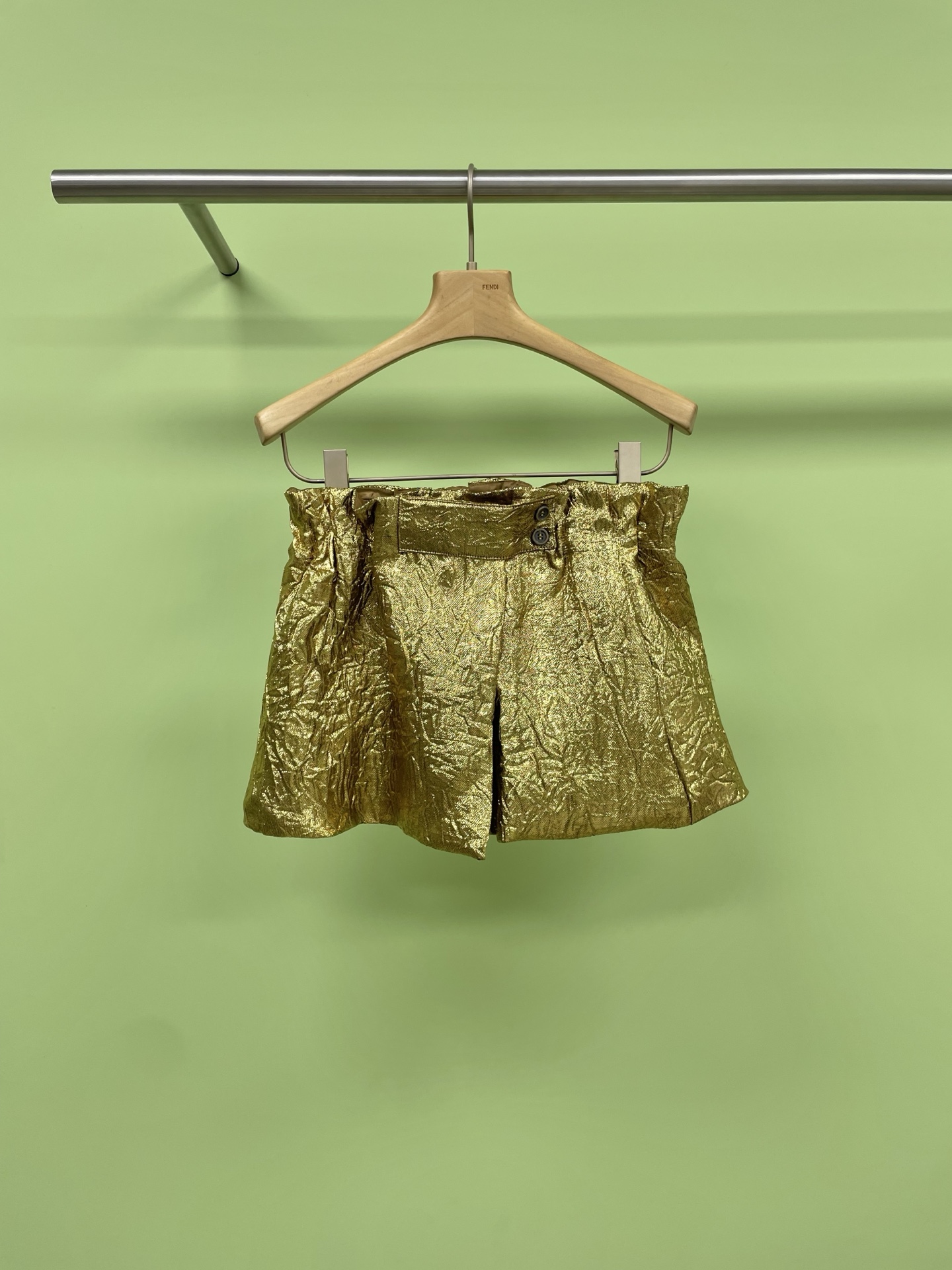 NO:436286,ICEDUST new 25 early autumn fashionable metal wrinkled pleated short skirt, a super three-dimensional short skirt with a super girlish hem design, the girlish hem design makes the upper body look perfect, the A-shaped upper body makes the waist look thinner, the unique flower bud pleated vertical cut outlined flower bud shape has a special effect, making it look slimming, the three-dimensional pleated airy design, with a little silhouette effect, the upper body makes the legs look thinner, super long, chopsticks and legs. Size SML, skirt, alexander wang19860909ICEDUST新品25早秋时尚金属皱感百褶短裙半裙,拍照超级出片的立体感短裙,少女感十足的裙摆设计无比减龄,A字版型上身穿出完美腰身比,巨巨巨显腿瘦,独特的花苞褶皱立裁勾勒的花苞形态自带拉腿特效,显瘦绝绝子,立体褶皱的空气感设计,带一点廓形效果,上身更显双腿纤细,超级显腿长,筷子腿神裤裙. 码数SML,,skirts,alexander wang,Women's clothing