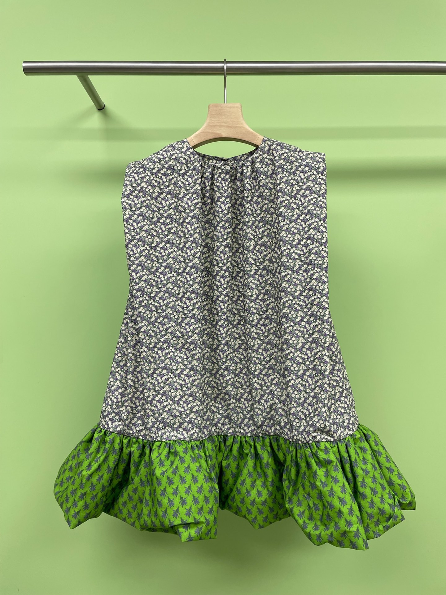 NO:436292,COEMES designer brand spring and summer fishtail polka dot vest dress, give summer a little color... Fairy green French atmosphere small skirt is very suitable for summer. The sleeveless flower bud dress has a lazy and relaxed feeling, high-waisted tailoring and lengthening proportion, the flower bud skirt hides flesh and is flexible, and the fleshy girl can easily control the paper-like feeling. The layered skirt hem has an atmosphere, and it is super agile when turning around. The high-waist design extends the body proportions, making it look slim. Whether it is a date, shopping or party, it instantly attracts attention when wearing it, it is easy to grasp the pure and sweet style, versatile and not picky, close your eyes and don't step on the thunder, a must-have for everyday travel. SML, skirts, alexander wang19860909COEMES设计师品牌春夏鱼尾波点背心连衣裙,给夏天一点颜色瞧瞧呀... 仙踪绿法式氛围感小裙子超适合夏天呀,无袖花苞连衣裙自带慵懒松弛感,高腰剪裁拉长比例,花苞裙摆藏肉又灵动,肉肉女孩也能轻松驾驭纸片人既视感,层层叠叠的裙摆自带氛围感,转起圈来超灵动,高腰设计拉长身材比例,显瘦一绝,无论是约会、逛街还是参加派对,穿上它瞬间吸睛,轻松拿捏纯欲风、甜酷风,百搭不挑人,闭眼入不踩雷,日常出街必备. 码数SML,,skirts,alexander wang,Women's clothing