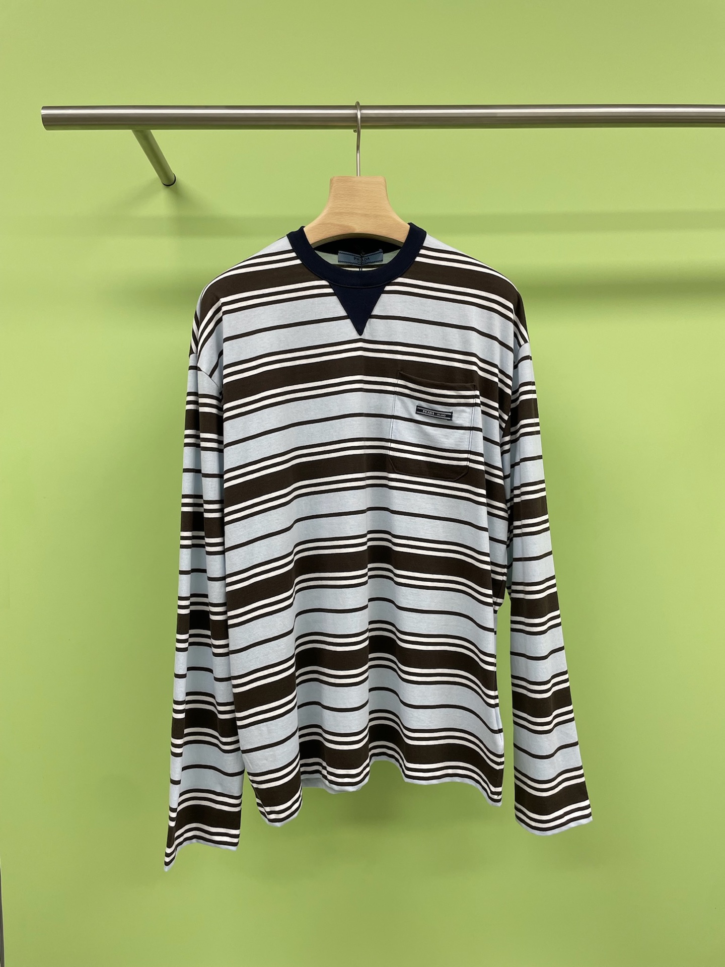 NO:436638,Prada 2025 spring and summer new loose striped long-sleeved T-shirt, new product leaked stripes, this logo striped T-shirt is a must-have item for summer wardrobe, full of design sense, the classic collision of three-color stripes is never out of date, blue coffee stripes are embroidered with the logo of letters, every detail reveals the atmosphere of youth, loose style, breathable and comfortable, whether it is a high-waisted skirt or jeans, it can easily create a casual and fashionable style, and it is super versatile, any style of baby can easily hold it, wear a hat and full of Ins style, you will be the most fashionable girl on the street. Whether it is the date date or your best friend shopping, it is your perfect choice. Come and experience it!  The number of first orders is limited, and the hand is slow. SML, prada, skirts, jeans, tees, t-shirt, hats, alexander wang19860909Prada2025春夏新款宽松条纹长袖T恤,新品爆料条纹控看过来,这件徽标条纹T恤简直是夏季衣柜的必备单品啊,设计感十足,三色条纹的经典碰撞,永不过时,蓝咖条纹上点缀着字母logo的徽标,每个细节都透露着青春的气息,宽松版型,透气舒适,无论是配高腰裙还是牛仔裤,都能轻松打造休闲时尚风,而且它超级百搭哦,任何风格的宝贝都能轻松hold住,带个帽子Ins风满满,穿上它你就是街头最时髦的Girl,不管是约会日期,还是闺蜜逛街,它都是你的完美选择,快来抢鲜体验吧！首单数量有限,手慢无. 码数SML,,prada,skirts,jeans,tees，t-shirt,hats,alexander wang,Women's clothing