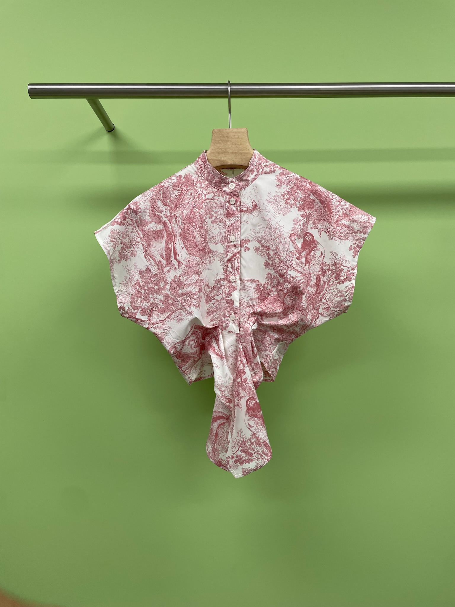 NO:436644,Dior 2025 spring and summer new lace-up bow short-sleeved round-neck shirt, French manor meets the human elves, Zhang Yifan is wearing a pink animal-patterned shirt, wandering around the lawn with barefoot, and her slender waist supports the hem of the fluffy skirt. The sweetness and nobility are perfectly integrated on her body. This shirt bat sleeve waist-closing design is simply exclusive to the little fairy. It can not only perfectly outline your waistline, but also visually lengthen the leg proportions, allowing you to instantly transform into long legs. The pleats of this shirt  The chic design makes the overall look softer, and will not look too formal and lose the sense of fashion. Even if paired with simple jeans, you can stand out from the crowd. Pink itself is one of the brightest colors of this summer. When you wear it, you almost don’t have to worry about playing with others, and it gives people a fresh and energetic feeling. When you wear it, your whole summer is full of vitality and vitality. Hurry up and make this summer beautiful because of you.  SML, dior, skirts, jeans,shirts, T-shirt, alexander wang19860909Dior2025春夏新款系带蝴蝶结短袖圆领衬衣,法式庄园遇见人间精灵,张艺凡身穿粉色动物纹衬衫,慵懒赤足漫步草坪,纤细腰肢撑起蓬蓬裙摆,清甜与贵气在她身上完美融合,这衬衫蝙蝠袖收腰设计简直是小仙女专属,它不仅能完美勾勒出你的腰线,还能在视觉上拉长腿部比例,让你瞬间变身大长腿,这衬衫褶皱别致设计,让整体看起来更加柔和,不会显得过于正式而失去时尚感,哪怕是搭配简单的牛仔裤,也能让你在人群中脱颖而出,粉色本身就是这个夏天最亮眼的颜色之一,穿上它,你几乎不用担心会和别人撞款,而且给人一种清新、活力的感觉,穿上它,你的整个夏天都充满了朝气与活力,赶紧入手,让这个夏天因你而美丽. 码数SML,,dior,skirts,jeans,shirts,T-shirt,alexander wang,Women's clothing