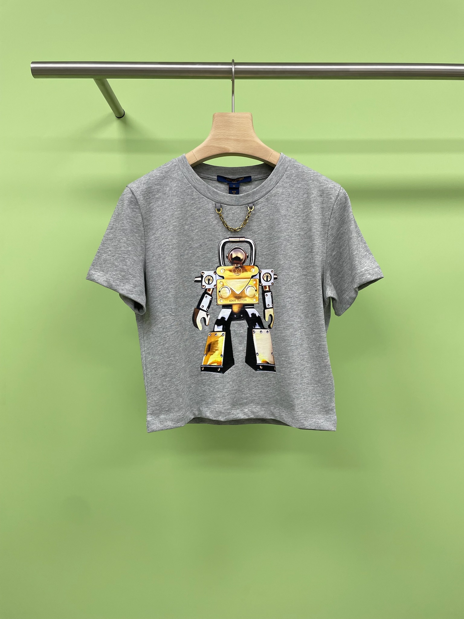 NO:436650,LV2025 spring and summer new robot printed short T-shirt, simple gray as the background, with robot patterns printed with sports postures, and metallic pattern design brings a strong sense of futuristic and technological atmosphere, which is very suitable for friends who like cyberpunk style. From the material point of view, they use soft and comfortable fabrics, which are good skin-friendly. Even when wearing them in hot summer, they will not feel stuffy and uncomfortable. The style is a slim style. This style not only brings a comfortable wearing experience, but also has a strong matching ability. Whether it is to match classic jeans to show casualness, sports pants to show vitality, or  Short skirts create a fashionable and playful look, and can match a unique look. In terms of design, these T-shirts are unique enough to reduce the probability of the same clothes. When you wear them on the street, they can easily attract others' attention and make photos when taking photos. Whether it is daily travel, friends' gatherings, or participating in creative activities, you can show a unique fashion attitude. If you are interested in personalized outfits or are in love with future technological styles, then these robot pattern T-shirts are worth considering. They can add a different style to your wardrobe. You might as well try it out and you may find new fashion inspiration.  SML, louis vuitton, skirts, jeans, tees, t-shirt, alexander wang19860909LV2025春夏新款机器人印花短款T恤,简洁的灰色为底色,上面印有运动姿态的机器人图案,金属质感的图案设计带来强烈的未来感与科技氛围,很适合喜欢赛博朋克风格的朋友,从材质上看,它们选用了柔软舒适的面料,亲肤性良好,即使在炎热的夏天穿着,也不会感到闷热不适,版型是修身的款式,这种版型不仅能带来自在的穿着体验,还具备很强的搭配性.无论是搭配经典的牛仔裤展现休闲随性,还是搭配运动裤彰显活力,亦或是搭配短裙打造时尚俏皮感,都能搭配出别具一格的造型,在设计方面,这些T恤足够独特,减少了撞衫的概率,当你穿着它们出街,能够轻松吸引他人的目光,并且在拍照时也很容易出片,无论是日常出行、朋友聚会,还是参加创意活动,都能让你展现出与众不同的时尚态度,如果你对个性穿搭感兴趣,或是钟情于未来科技风格,那么这些机器人图案T恤值得考虑,它们能够为你的衣橱增添别样的风采,不妨尝试一下,说不定能发现新的时尚灵感. 码数SML,,louis vuitton,skirts,jeans,tees，t-shirt,alexander wang,Women's clothing