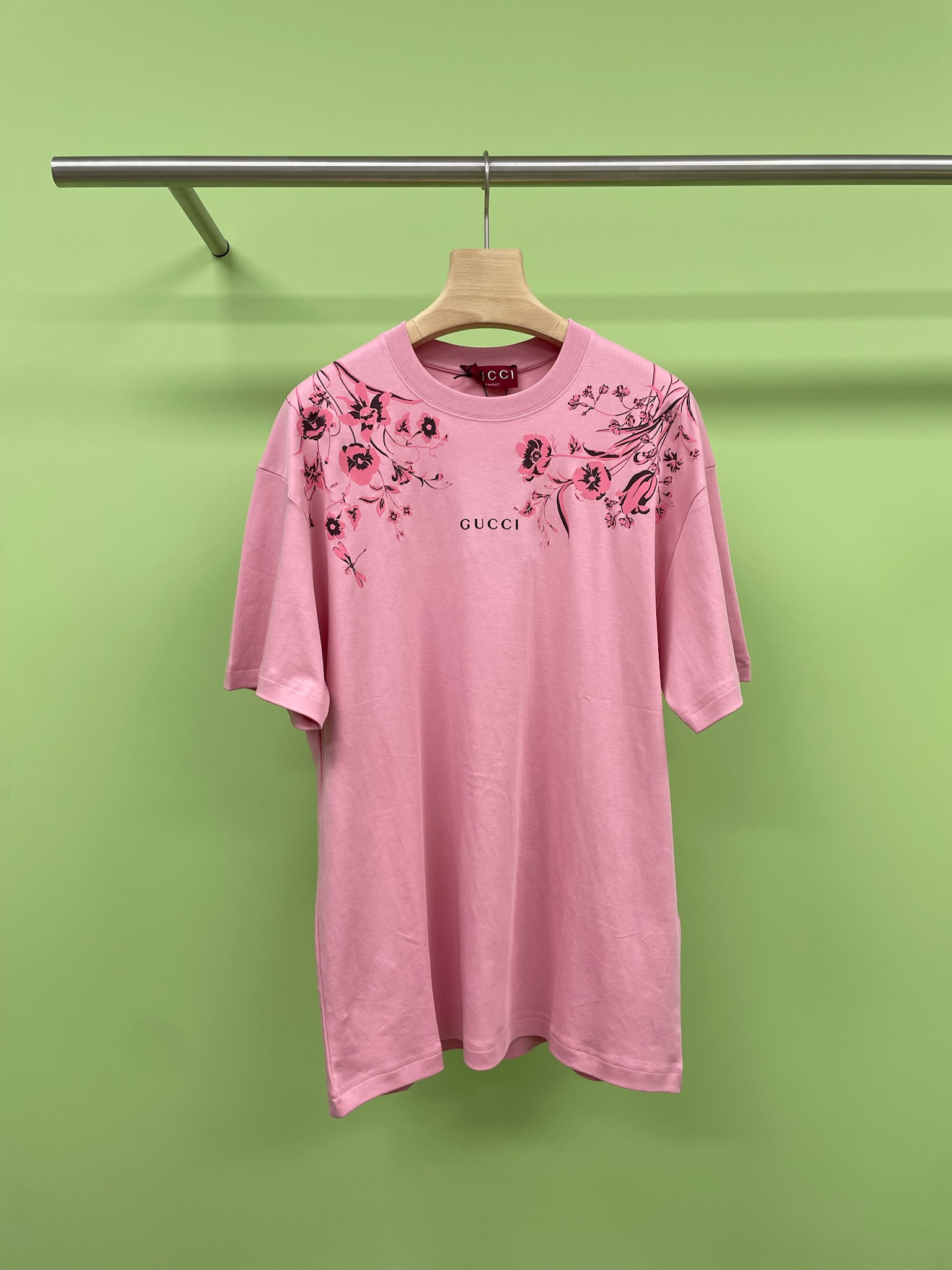 NO:436654,Gucci 2025 spring and summer new candy color flower print T-shirt, you need to wear beautiful short-sleeved in summer, this flower print short-sleeved so beautiful that I am speechless, sisters, look at this fairy T-shirt, the oil painting feels full of flowers, it is like wearing Monet Garden on my body, the fresh candy color is gentle to the bone, the large retro contrast print, sweet and spicy atmosphere full of the atmosphere, the loose style covers the meat, with a denim shorts, the ceiling of the sweet girl, the skirt becomes the girl, the pure cotton fabric is soft and super breathable, it will not be sweaty at all in summer, and it is beautiful to wear it alone, the treasure item in the wardrobe is the most popular. SML, gucci, skirts, shorts, T-shirt, tees, t-shirt, alexander wang19860909Gucci2025春夏新款糖果色花朵印花T恤,夏天就要穿好看的短袖呀,这件花朵印花短袖美到我词穷,姐妹们快看这件神仙T恤,满屏油画感花朵直接戳中我的心,像把莫奈花园穿在了身上,新鲜的糖果色系温柔到骨子里,大朵复古的撞色印花,又甜又辣氛围感拉满,宽松版型遮肉一绝,配牛仔短裤是甜妹天花板,搭半身裙直接变油画少女,纯棉面料软乎乎的超透气,夏天穿完全不会闷汗,单穿叠穿都绝美,衣柜里最出片的宝藏单品非它莫属. 码数SML,,gucci,skirts,shorts,T-shirt,tees，t-shirt,alexander wang,Women's clothing