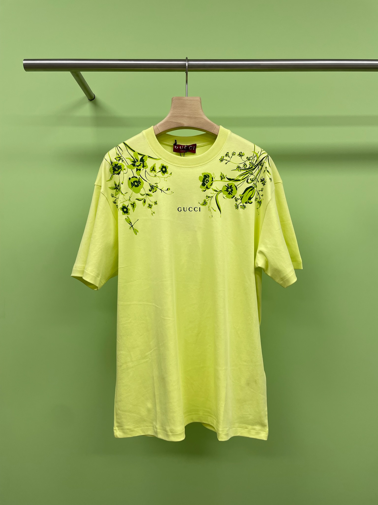 NO:436658,Gucci 2025 spring and summer new candy color flower print T-shirt, you need to wear beautiful short-sleeved in summer, this flower print short-sleeved so beautiful that I am speechless, sisters, look at this fairy T-shirt, the oil painting feels full of flowers, it is like wearing Monet Garden on my body, the fresh candy color is gentle to the bone, the large retro contrast print, sweet and spicy atmosphere full of the atmosphere, the loose style covers the meat, with a denim shorts, the ceiling of the sweet girl, the skirt becomes the girl, the pure cotton fabric is soft and super breathable, it will not be sweaty at all in summer, and it is beautiful to wear it alone, the treasure item in the wardrobe is the most popular. SML, gucci, skirts, shorts, T-shirt, tees, t-shirt, alexander wang19860909Gucci2025春夏新款糖果色花朵印花T恤,夏天就要穿好看的短袖呀,这件花朵印花短袖美到我词穷,姐妹们快看这件神仙T恤,满屏油画感花朵直接戳中我的心,像把莫奈花园穿在了身上,新鲜的糖果色系温柔到骨子里,大朵复古的撞色印花,又甜又辣氛围感拉满,宽松版型遮肉一绝,配牛仔短裤是甜妹天花板,搭半身裙直接变油画少女,纯棉面料软乎乎的超透气,夏天穿完全不会闷汗,单穿叠穿都绝美,衣柜里最出片的宝藏单品非它莫属. 码数SML,,gucci,skirts,shorts,T-shirt,tees，t-shirt,alexander wang,Women's clothing