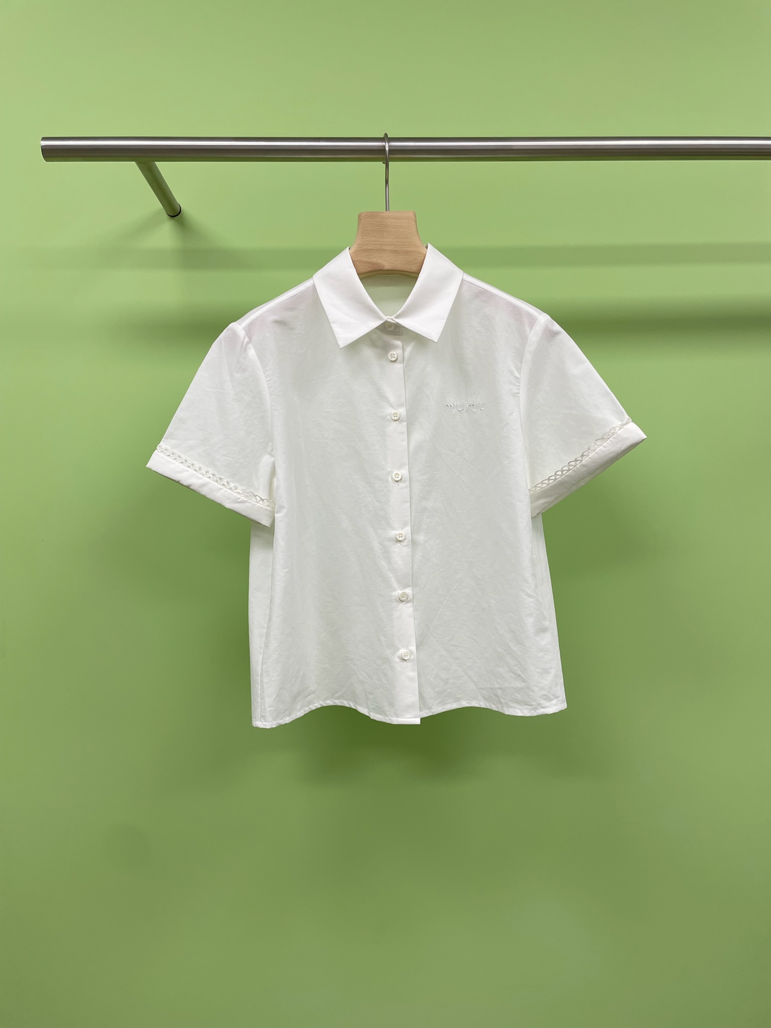 NO:436666,MiuMiu2025 spring and summer new short-sleeved shirt, off-white poplin shirt short-sleeved shirt and embroidered with letters on the chest, who knows the slackness brought by Miao Miao, wear it all the old  The money atmosphere is full, the college style is hard to grasp. The fabric is soft and strong poplin, breathable and not sticky. It is very suitable to wear it alone or as a sunscreen cardigan. It is simply welded to the body. The poplin fabric used is like a corrugated special effect for the shirt, hard and soulful. When worn, it directly transforms into a right-angle shoulder in the world, straight cut and small lapels, the large pocket design feels like it can hold the cuteness of the whole world. The silhouette is loose enough to hide all the small meat, breathable and easy to manage. By the way, let me give you some popular features of poplin fabric. Poplin is woven with combed yarn.  The yarn is thin and even, the fabric surface is smooth and delicate, and the touch is soft. It can give people a comfortable and skin-friendly experience when worn. Its surface has a natural luster. This luster is soft and not dazzling, making the clothing show an elegant texture and enhance the overall aesthetics. There is a certain gap between the fibers of the poplin fabric, and the air can flow freely and has good breathability. It can keep the skin dry when worn, and it will not feel stuffy even in hot weather. This shirt is simply a hexagonal warrior in the wearable world. Whoever wears it looks good, it will be done.  SML, miumiu,shirts,T-shirts,alexander wang19860909MiuMiu2025春夏新款短袖衬衣,米白色府绸衬衫短袖加胸前字母刺绣点缀,谁懂缪缪带来的松弛感啊,穿上一整个old money氛围拉满,学院风狠狠拿捏,面料是软乎乎又有筋骨的府绸,透气不贴肉,单穿、当防晒开衫都超合适,简直把「高级感」焊在身上,用的府绸面料像给衬衫开了波纹特效硬挺又有灵魂,穿上直接化身人间直角肩,直筒剪裁加小翻领,大口袋设计感觉能装下全世界的可爱,廓形宽松到能藏住所有小肉肉,透气又好打理,顺便给大家科普一下府绸面料的特性,府绸采用精梳纱线织造,纱线细且均匀,面料表面光滑细腻,触摸起来手感柔软,穿着时能给人带来舒适的亲肤体验,其表面有自然的光泽,这种光泽柔和而不刺眼,使服装呈现出优雅的质感,提升了整体的美观度,府绸面料的纤维间有一定的空隙,空气能够自由流通,具有良好的透气性,穿着时能让皮肤保持干爽,即使在炎热的天气里也不会感到闷热,这件衬衫简直是穿搭界的六边形战士,谁穿谁好看,冲就完事了. 码数SML,,miumiu,shirts,T-shirt,alexander wang,Women's clothing