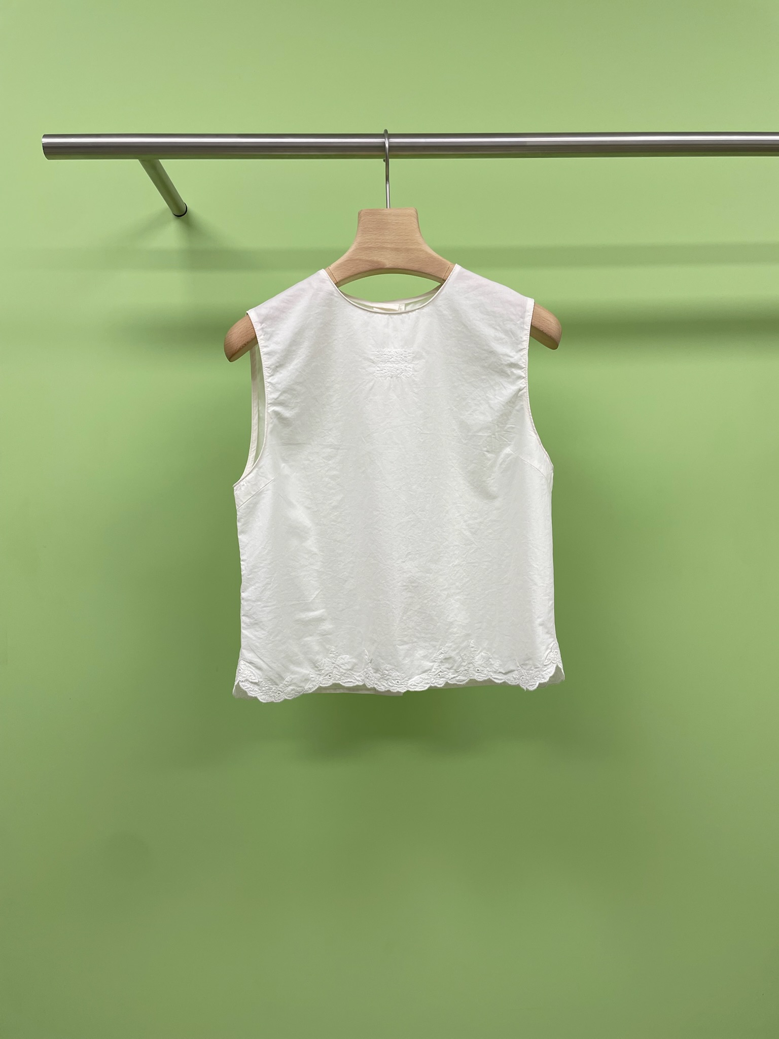 NO:436670,MiuMiu2025 spring and summer new romantic texture lace sleeveless vest, this sleeveless vest is really beautiful, and when worn, it is gentle and sexy immediately. It looks very beautiful with jeans or skirts. The limited style in summer is a small vest with a little French-style tuning, straight and slightly A-shaped umbrella, the body easily covers the small belly, the neckline is a large round neck design, small hollow teeth decoration, slimming and leaving a space for the small accessories, the hem is embedded with stair embroidered lace, doubled breathability, the fabric itself has poplin with a slightly bubble texture, the overall details are very rich, cute and cool, and it is super comfortable in summer. SML,,miumiu, skirts, jeans, alexander wang19860909MiuMiu2025春夏新款浪漫肌理花边无袖背心,这款无袖背心真的美到爆棚,穿上它气质立马上来温柔又不失小性感,搭配牛仔裤或半身裙都超好看,夏日限定的款式,带有一点点法式调调的小背心,直筒偏微A字伞形,衣身轻松遮住小肚肚,领口是大圆领设计,小巧镂空牙边装饰,显瘦又给小饰品保留了空位,下摆镶嵌楼梯刺绣花边,透气感加倍,布料本身就带微起泡纹肌理的府绸,整体细节很丰富,可可爱爱又带清凉的感觉,夏天超舒适. 码数SML,,miumiu,skirts,jeans,alexander wang,Women's clothing