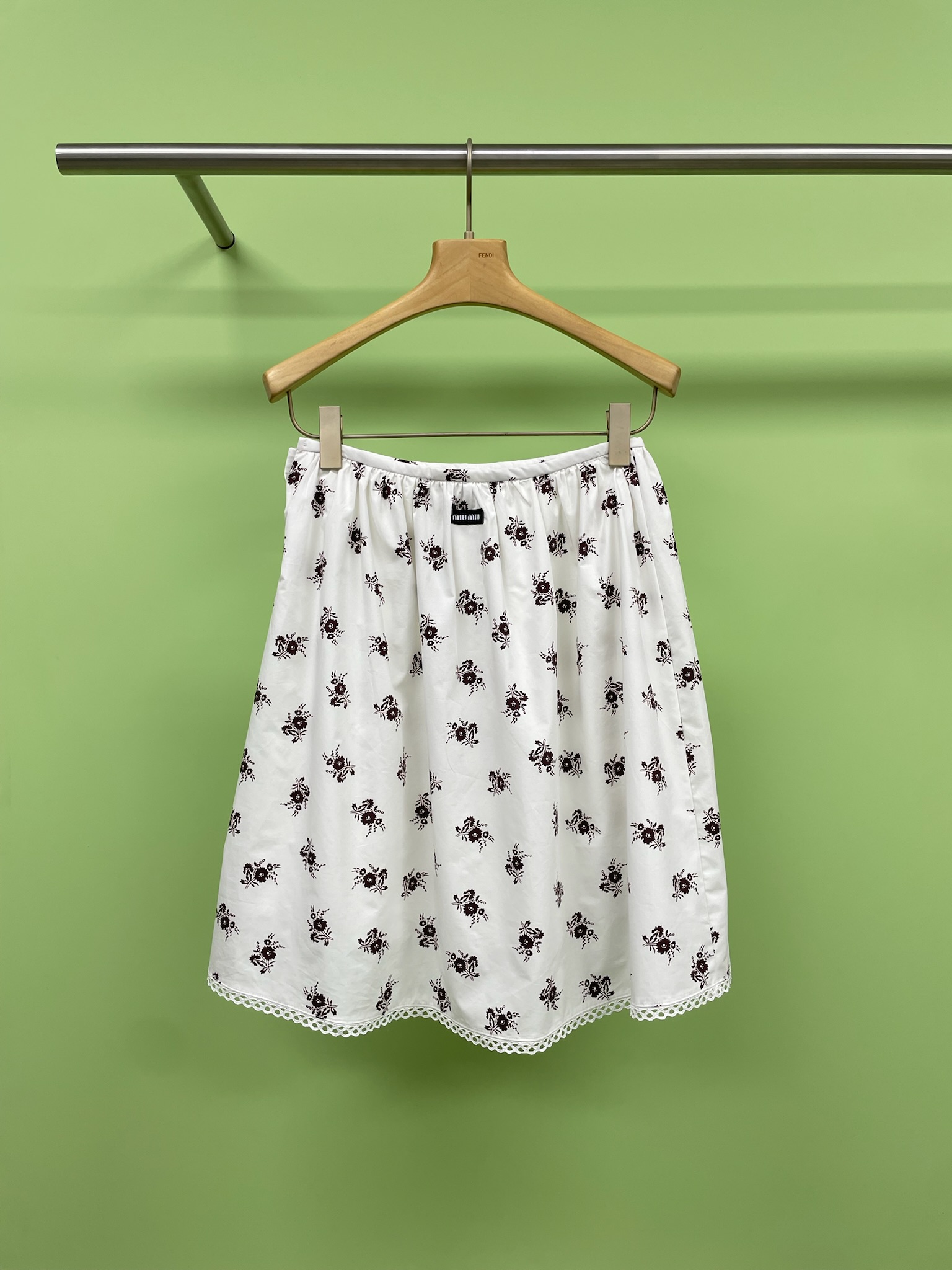 NO:436655,MiuMiu2025 spring and summer new floral A-line skirt, this French retro short skirt makes me become an oil painting girl in seconds, regular tailoring and floral romantic, this skirt is really beautiful, and it seems like you are in the South Fa garden as soon as you are on your upper body, lazy and exquisite, and you will feel full of the atmosphere when you wear a white T-shirt. The regular A-line style hides the flesh and makes you look slim. Small people can also wear long legs. The saturation is just right, not picking on the skin color, yellow-skin sisters can also control it, irregular design on the side, walking with style, agile and playful, and you won't be able to match the style after the end. The fabric is light and breathable, it is super comfortable to wear in spring and summer, and the hem of the skirt blooms beautifully when you turn around. SML, miumiu, skirts, alexander wang19860909MiuMiu2025春夏新款碎花A字半裙,这条法式复古短裙,让我秒变油画少女,规则剪裁加碎花浪漫,这条裙子真的美到犯规,一上身就仿佛置身南法花园,慵懒又精致,随便搭个白T就氛围感拉满,规则A字版型藏肉显瘦,小个子也能穿出大长腿,复古碎花配色,饱和度刚刚好,不挑肤色,黄皮姐妹也能驾驭,侧边不规则设计 走路带风,灵动又俏皮,完了也不会撞款,面料轻薄透气,春夏穿超舒服,转圈圈时裙摆开花美炸了. 码数SML,,miumiu,skirts,alexander wang,Women's clothing