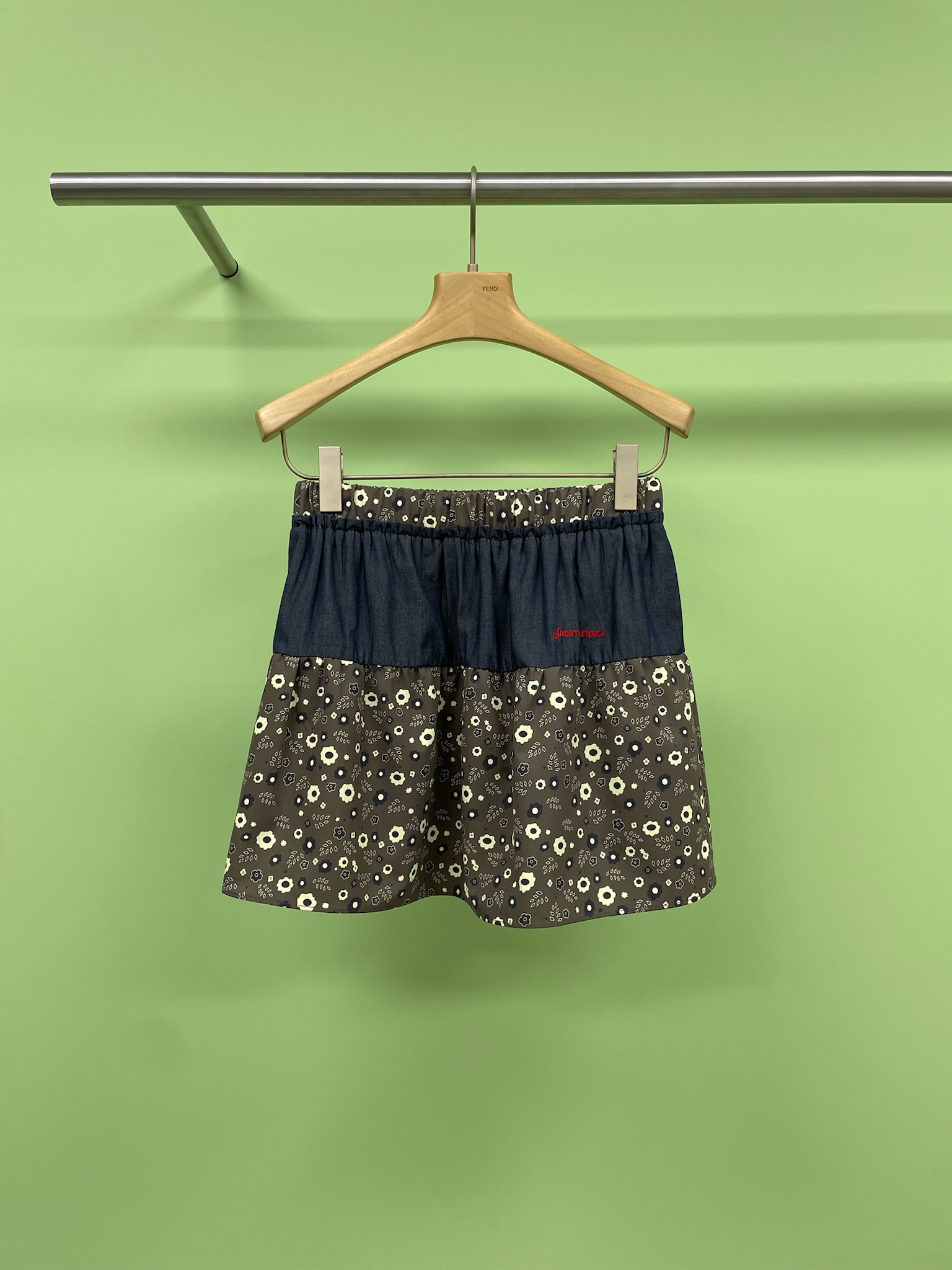 NO:436659,SHORT SENTENCE  Short sentence 2025 spring and summer new gerbera printed patchwork skirt, loose stripes hit warm flower shadows, unlocking the ageless password, striped tops are full of lazy feeling, matched with gerbera short skirt, small sun skirt hem, sweet but not greasy atmosphere full of the feeling, fine flower shadows jump between the skirt, as if sewing the fragrance of the whole summer into the folds, one step at a time, flowers are all the scenery, the high-waisted straps are like butterflies, and gently tie them out the tenderness of one hand, making the body curves naturally relaxed among the flowers  The clever color block splicing is like a overturned palette, which smudges three-dimensional layers on the floral base. Each turn is filled with a carefully designed surprise. The breathable chiffon fabric is selected. The skirt is raised with a perfect curve of 45°. It is as light as being kissed by the evening breeze of Seoul's boulevard. It is a variety of properties that can be salty or sweet. It is paired with white shoes. It is the morning of Jeju Island, and it is the afternoon of Itaewon. A skirt is collected throughout the summer. Size SML,,mary  jane skirts alexander wang19860909SHORT SENTENCE 短句2025春夏新款非洲菊印花拼布短裙,松弛条纹撞上热烈花影,解锁无龄感密码,条纹上衣慵懒感满满,搭配非洲菊短裙,小太阳裙摆,甜而不腻的氛围感拉满,细碎的花影在裙摆间跳跃,仿佛将整个夏天的芬芳都缝进了褶皱里,一步一生花,步步皆风景,高腰系带似蝴蝶停驻,轻轻一系便束出盈盈一握的温柔,让身材曲线在花丛中自然舒展,巧妙的色块拼接如同打翻的调色盘,在碎花底色上晕染出立体层次,每个转身都带着精心设计的小惊喜,选用会呼吸的雪纺面料,裙摆扬起时带着45°的完美弧度,像被首尔林荫道的晚风亲吻过般轻盈,可盐可甜的百变属性,配小白鞋是济州岛的清晨,搭玛丽珍鞋便是梨泰院的午后,一件裙装收藏整个夏天的故事.码数SML,,mary jane,skirts,alexander wang,Women's clothing