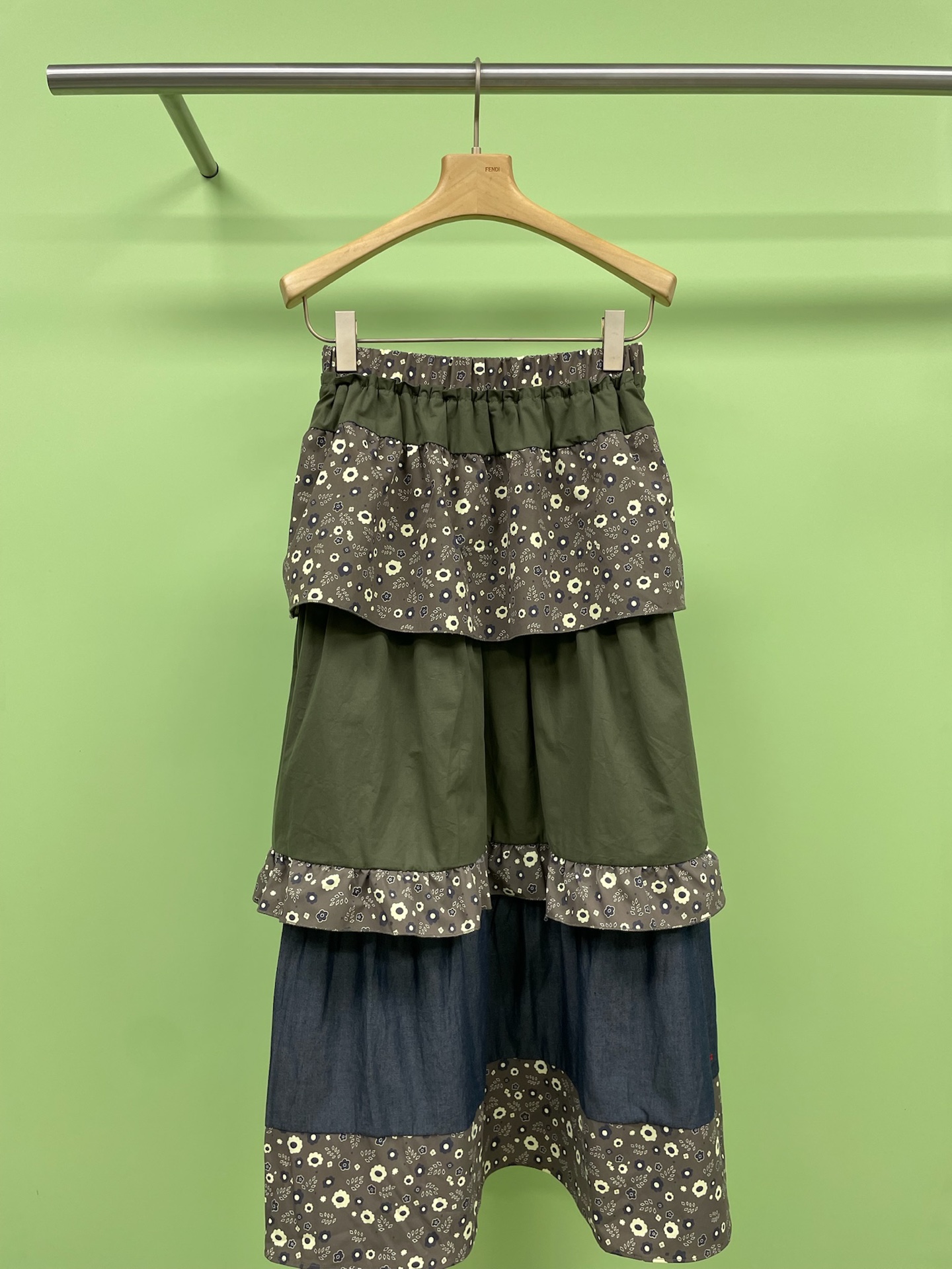 NO:436663,SHORT SENTENCE  Short sentence 2025 spring and summer new gerbera printed patchwork skirt, loose stripes hit warm flower shadows, unlocking the ageless password, striped tops are full of lazy feeling, matched with gerbera short skirt, small sun skirt hem, sweet but not greasy atmosphere full, fine flower shadows jump between the skirt, as if sewing the fragrance of the whole summer into the folds, one step at a time, flowers are all the scenery, the high-waisted straps are like butterflies, and gently tie them out the tenderness of one hand, making the body curves naturally among the flowers  The styling, clever color blocks are spliced ​​like a palette that smudges three-dimensional layers on the floral base. Each turn is filled with a carefully designed surprise. The breathable chiffon fabric is selected. The skirt is raised with a perfect curve of 45°. It is as light as being kissed by the evening breeze of Seoul's boulevard. It is a variety of properties that can be salty or sweet. It is paired with small white shoes. It is the morning of Jeju Island, and it is the afternoon of Itaewon. A skirt is collected throughout the summer. Size SML,,mary  jane skirts alexander wang19860909SHORT SENTENCE 短句2025春夏新款非洲菊印花拼布长半裙,松弛条纹撞上热烈花影,解锁无龄感密码,条纹上衣慵懒感满满,搭配非洲菊短裙,小太阳裙摆,甜而不腻的氛围感拉满,细碎的花影在裙摆间跳跃,仿佛将整个夏天的芬芳都缝进了褶皱里,一步一生花,步步皆风景,高腰系带似蝴蝶停驻,轻轻一系便束出盈盈一握的温柔,让身材曲线在花丛中自然舒展,巧妙的色块拼接如同打翻的调色盘,在碎花底色上晕染出立体层次,每个转身都带着精心设计的小惊喜,选用会呼吸的雪纺面料,裙摆扬起时带着45°的完美弧度,像被首尔林荫道的晚风亲吻过般轻盈,可盐可甜的百变属性,配小白鞋是济州岛的清晨,搭玛丽珍鞋便是梨泰院的午后,一件裙装收藏整个夏天的故事.码数SML,,mary jane,skirts,alexander wang,Women's clothing