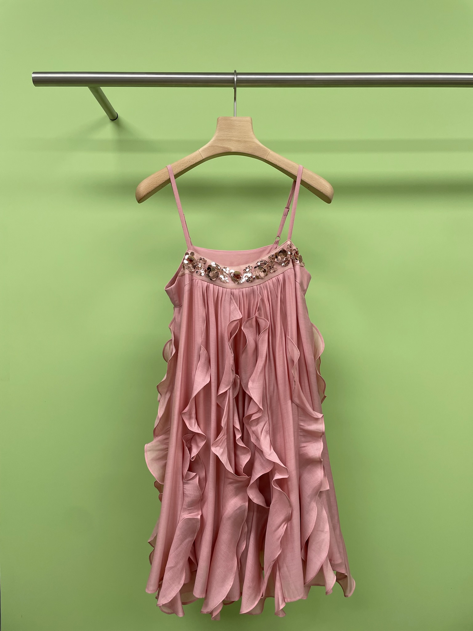 NO:436667,LACERTA new 25 spring and summer fashion beads streamer with ruffled leaves and fluffy suspender dress, soft mist beads nailed pink lotus leaves and fluffy suspender skirt, this dress has exquisite sequin embroidery edges, the lace is made of shiny arrangements of different sizes and bright arrangements, the heavy nail drill neckline, full of high intelligence, the overall version of the sub-skirt is a loose small A-shaped suspender skirt, the puffy swaying in the right proportion of the small skirt can well modify the legs and hips. The skirt is matched with the same color streamer. When walking, the streamers and layers of ruffled leaves are swaying in a lively manner. The Buddha seems to have a fairy spirit, making you instantly become the focus of the crowd, hurry up. SML, skirts, alexander wang19860909LACERTA新品25春夏时尚珠片飘带荷叶边蓬蓬吊带连衣裙,柔雾珠钉粉荷叶边带飘吊带裙, 款这连衣裙口领拼接致精的亮片花绣边,花边由大小不一的片亮排列组成朵花形式,工重的钉钻领口,满满的高智感,子裙整体型版是宽松的小A型吊带裙型,到恰比例的小裙蓬蓬摆能够很好的修饰部腿线条和胯部,裙子还衣随搭配了同色系飘带,路走时飘带与层层荷叶边摆裙灵动摇曳 佛仿自带仙气,让你间瞬成为人群焦点,紧赶冲. 码数SML,,skirts,alexander wang,Women's clothing