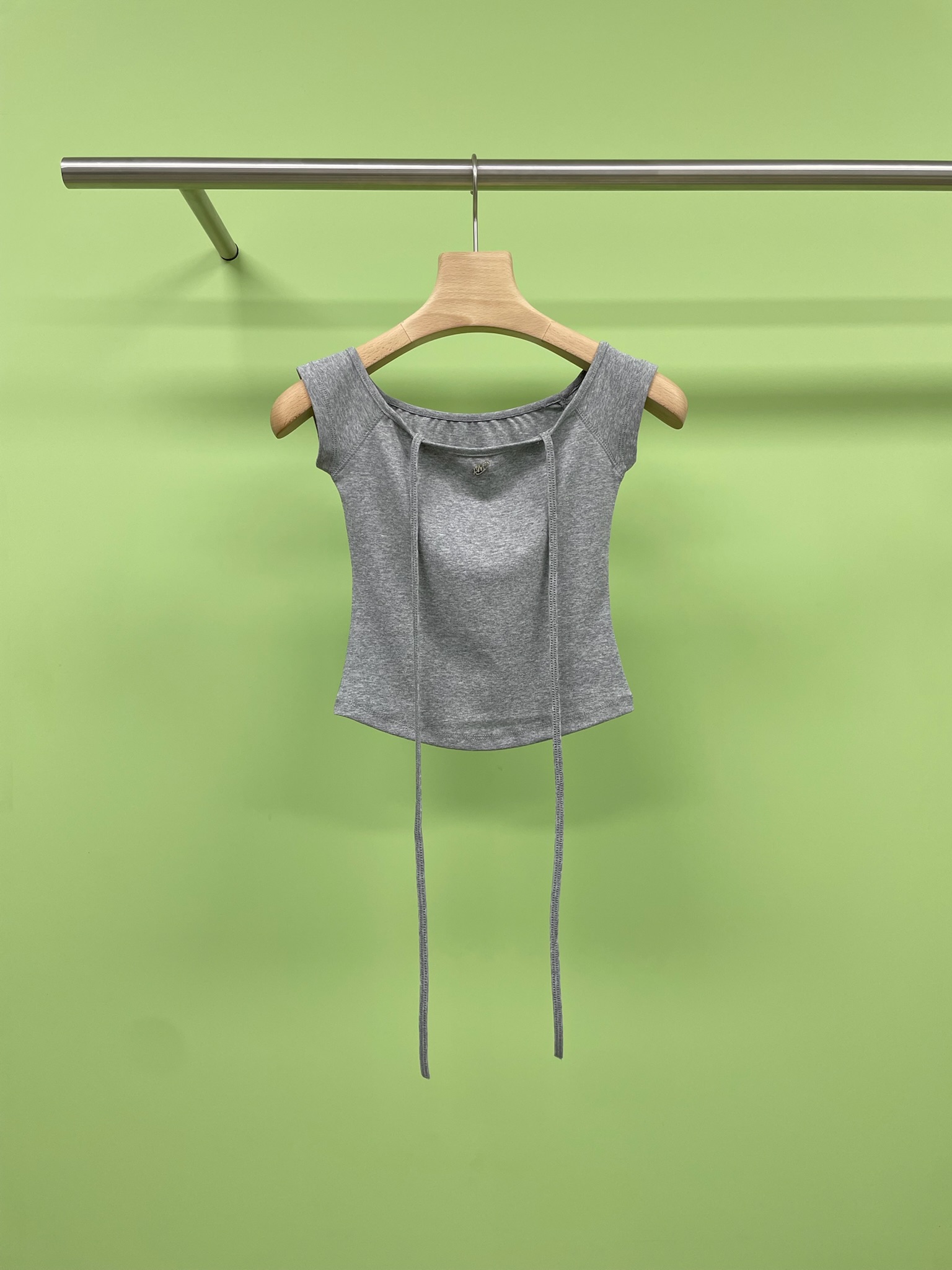 NO:436671,AIM SH2025 spring and summer new simple metal logo one-shoulder strap short-sleeved T-shirt, a pure summer T-shirt, are sisters always worried about looking fat and have no special features when wearing T-shirts in summer?  This metal logo one-length short-sleeved T-shirt is perfectly solved, with one-length neck design, easy to get right-angle shoulders, the small logo on the chest is extra points, the slim fit style makes it look slim, and it is easy to match with shorts or skirts. It is very suitable for daily commuting and date travel. The off-shoulder design of this T-shirt is very tricky, just revealing the shoulder lines just right, pure and desire, matched with a loose style, full of lazy feeling, and paired with jeans on the lower body, which is comfortable and eye-catching on the street, allowing you to reach a new level of beauty in this season. SML, skirts, shorts, jeans, T-shirt, tees, t-shirt, alexander wang19860909AIM SH2025春夏新款简约金属logo一字肩绑带短袖T恤,夏日纯欲神T恤,姐妹们夏天穿T恤是不是总担心显胖又没特色？这件金属logo一字领短袖T恤完美解决,一字领设计,轻松get直角肩,胸前品牌小logo超加分,修身版型显瘦一绝,随便搭配短裤或短裙,日常通勤、约会出游都超合适,这件T恤的露肩设计超有小心机,恰到好处地露出肩头线条,又纯又欲,搭配宽松版型,慵懒感拉满,下身配条牛仔裤,日常出街舒适又吸睛,让你在这个季节美出新高度. 码数SML,,skirts,shorts,jeans,T-shirt,tees，t-shirt,alexander wang,Women's clothing