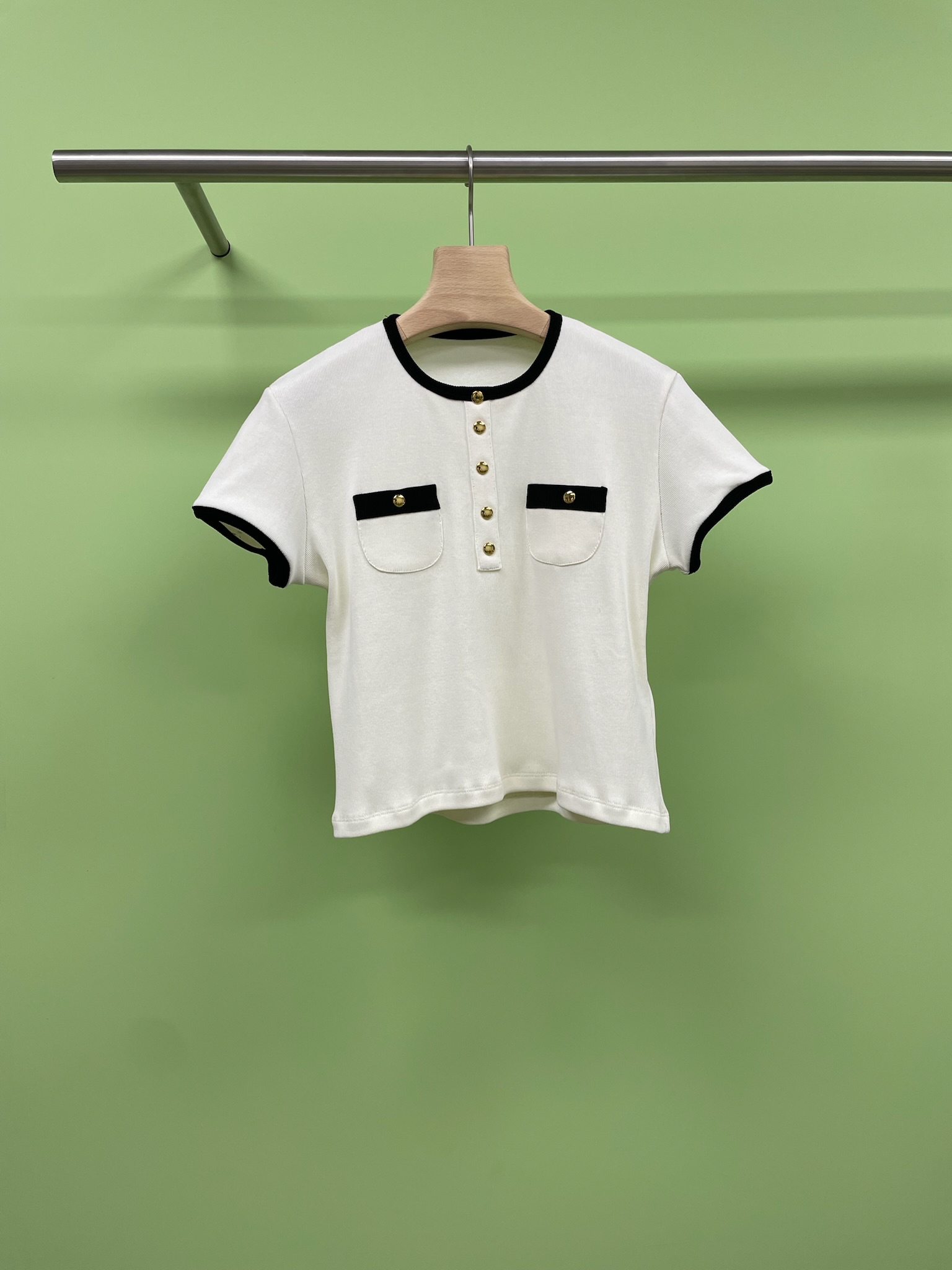 NO:436674,Celine 2025 spring and summer new knitted fabric contrasting edge short sleeves. The low round neck design of this sweater is simple and elegant, perfectly showing the neck lines, making your temperament more elegant. The black and white contrasting design adds a bit of fashion and personality. The tailor shoulders not only fit the body, but also cleverly modify the body shape, making your body look more symmetrical. The soft knitted fabric has excellent breathability. It is like a second layer of skin on the body, allowing you to enjoy fashion while also feeling comfortable. The style design of this sweater is especially suitable for early autumn weather. It is not only comfortable and comfortable, but also cleverly modify the body shape, making your body look more symmetrical. Whether worn alone or as a base, it can make your outfit more layered. The simple design makes your outfit more versatile. Whether it is matched with jeans or skirts, you can easily create different styles.  SML, celine, skirts, jeans, T-shirt, alexander wang19860909Celine2025春夏新款针织面料撞色边短袖,这款针织衫的低圆领设计,简约大方,完美展现颈部线条,让你的气质更加优雅,黑白撞色的设计,增添了几分时尚感和个性,正肩的剪裁,不仅贴合身形,还能巧妙地修饰身形,让你的身形看起来更加匀称,柔软的针织面料,透气性极佳,穿在身上就像第二层皮肤一样,让你在享受时尚的同时,也能感受到舒适,这款针织衫的版型设计,特别适合早秋的天气,不仅舒适自在,还能巧妙地修饰身形,让你的身形看起来更加匀称,无论是单穿还是作为打底,都能让你的穿搭更加有层次感,简约的设计,让你的穿搭更加百搭,无论是搭配牛仔裤还是半身裙,都能轻松打造出不同的风格. 码数SML,,celine,skirts,jeans,T-shirt,alexander wang,Women's clothing