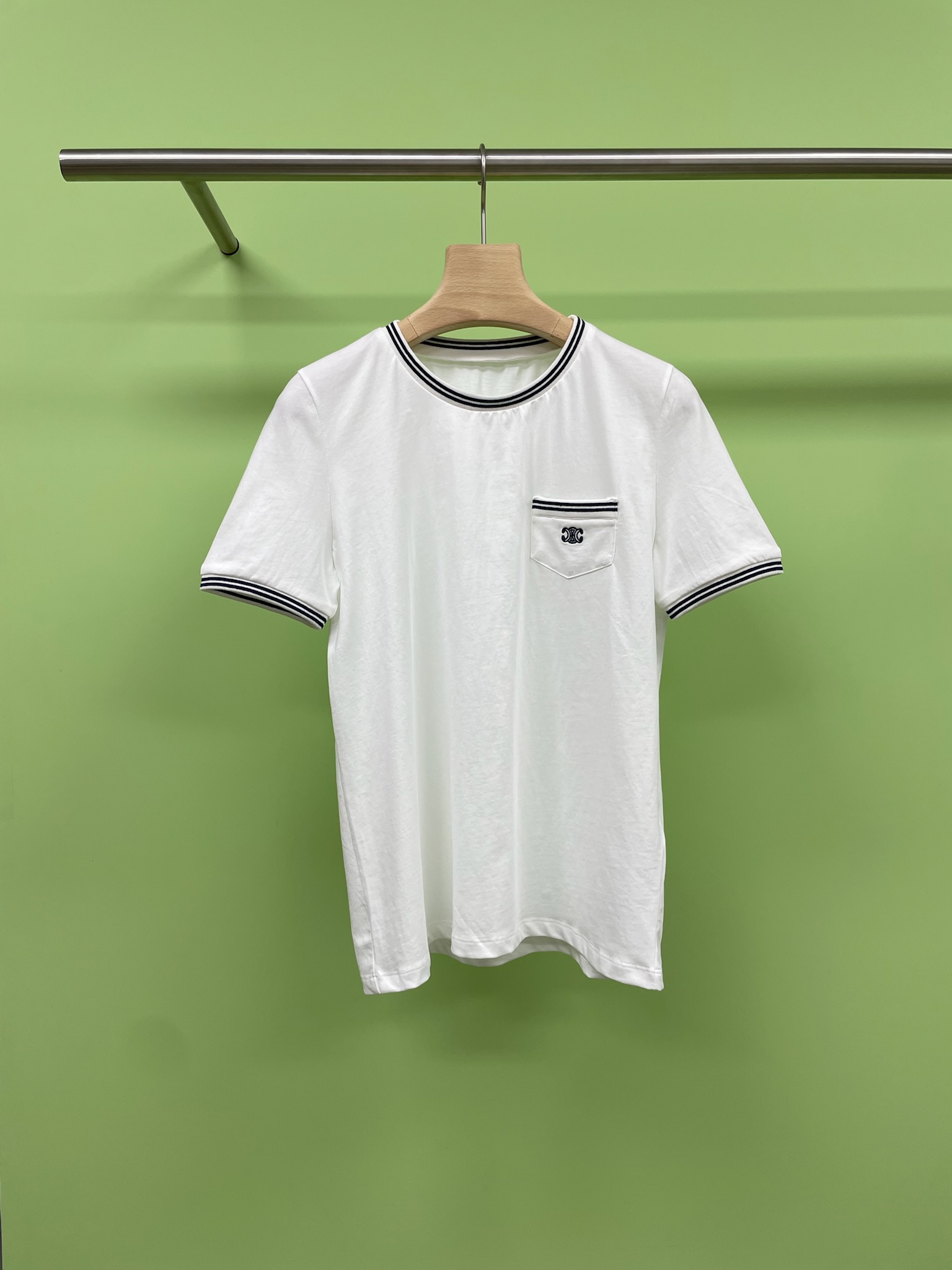 NO:436680,Celine 2025 spring and summer new Arc de Triomphe embroidery micro-label round neck short-sleeved T-shirt, classic cut to create unique styling charm. The latest color matching of Arc de Triomphe embroidery series makes fashionable, changeable and free, worsted knitted cotton fabric, gentle and comfortable, high-density woven craftsmanship makes the texture more drooping, soft, firm and comfortable like cotton, more unique and stylish, and light and transparent, different from fabrics with severe chromosomes. The pinpoint embroidery logo interprets elegant and fashionable, clear, full and delicate, highlighting the brand connotation and design showing simple and exquisite details. SML, celine, T-shirt,tees, t-shirt,alexander wang19860909Celine2025春夏新款凯旋门刺绣微标圆领短袖T恤,经典裁剪铸就独特造型魅力,凯旋门刺绣系列的最新配色让时髦多变潇洒自如,精纺针织棉面料,轻柔舒适,高密度机织工艺让质感更垂坠,如棉絮般柔软紧致舒适,更加别致有型,轻薄透爽性区别于染色体严重的面料,针点刺绣Logo标识诠释优雅时尚丝丝分明,饱满细腻,凸显品牌内涵设计尽展简约精致细节. 码数SML,,celine,T-shirt,tees，t-shirt,alexander wang,Women's clothing